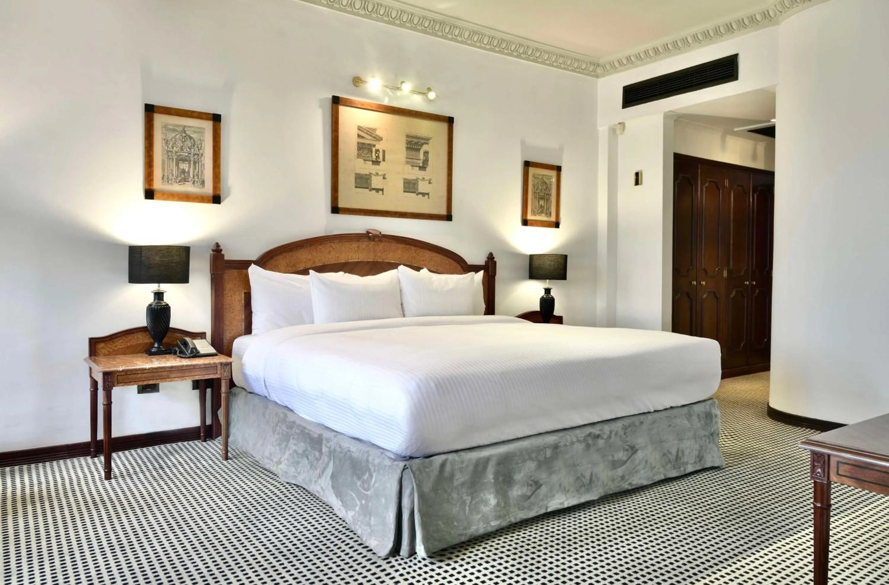 Photo of the whole room, Bed in Meliá Caracas