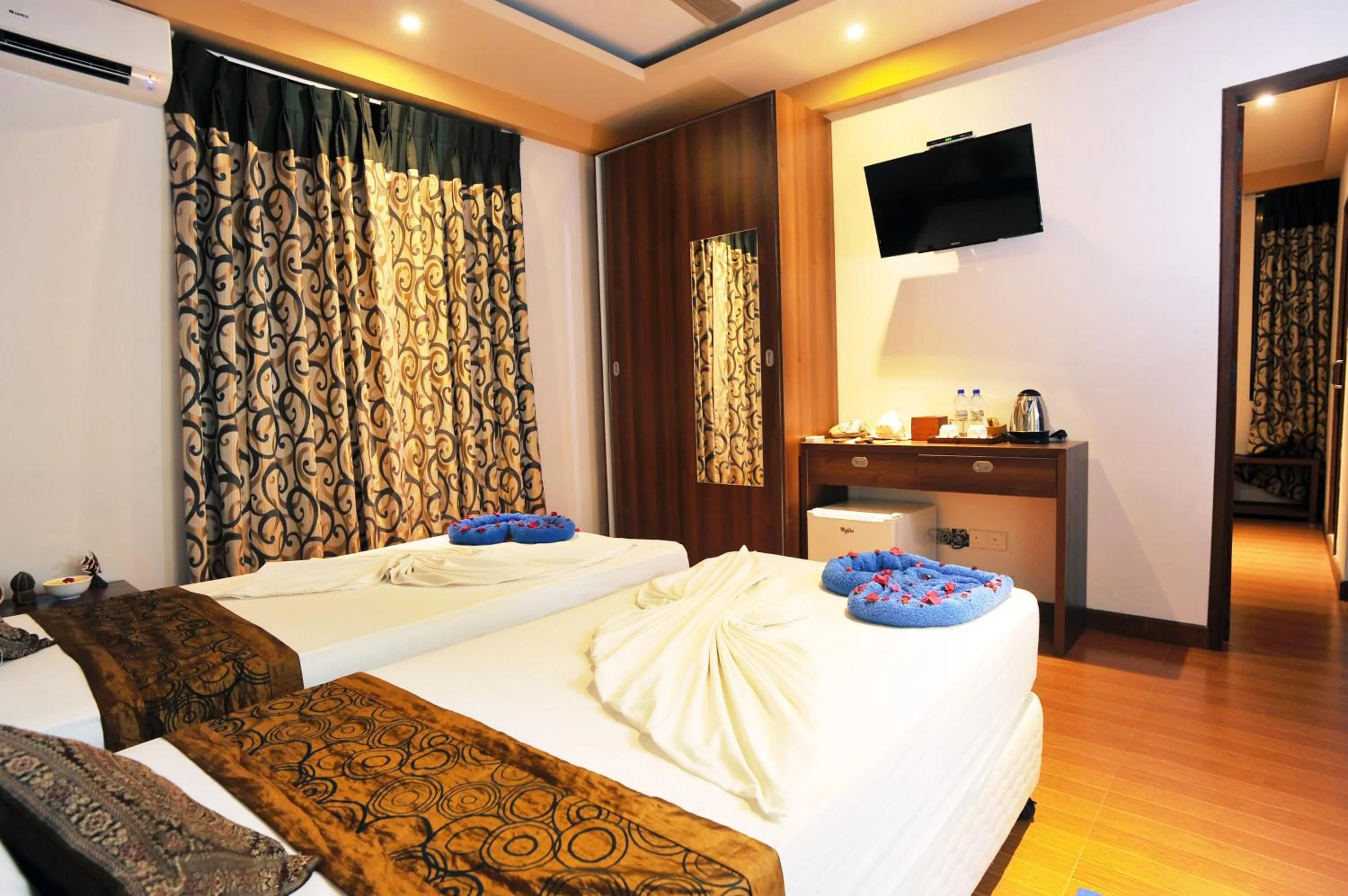 Bed in Turquoise Residence by UI