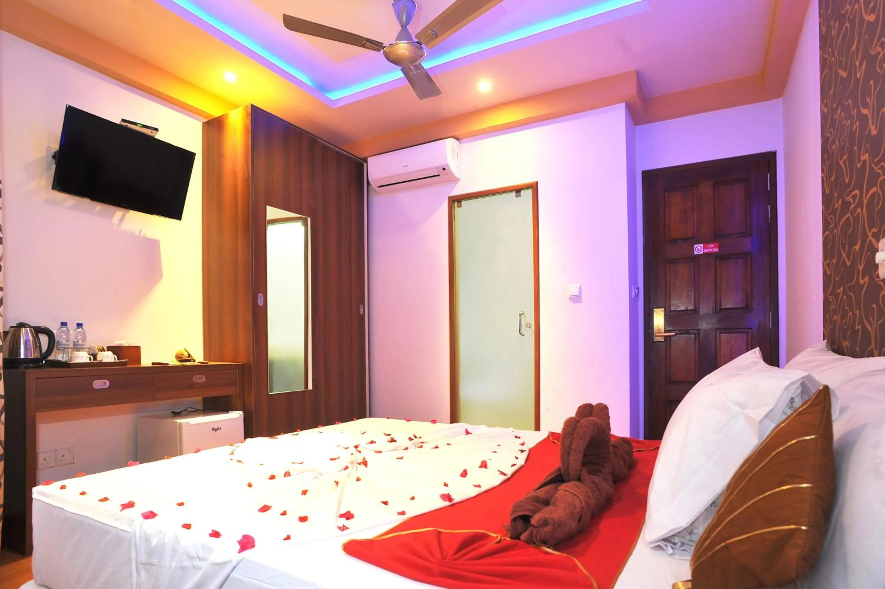 Bed in Turquoise Residence by UI