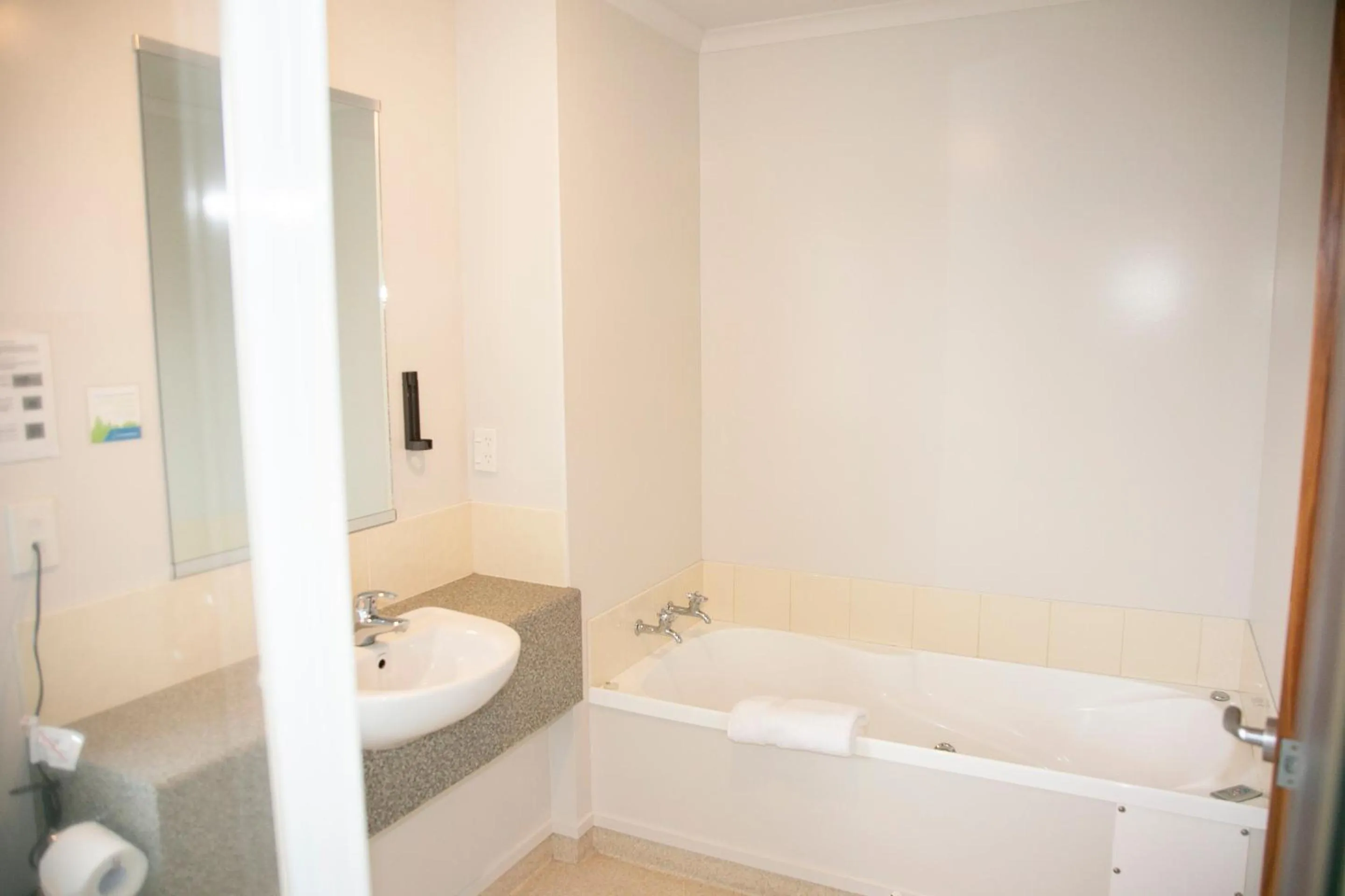 Bathroom in Bella Vista Motel Hamilton