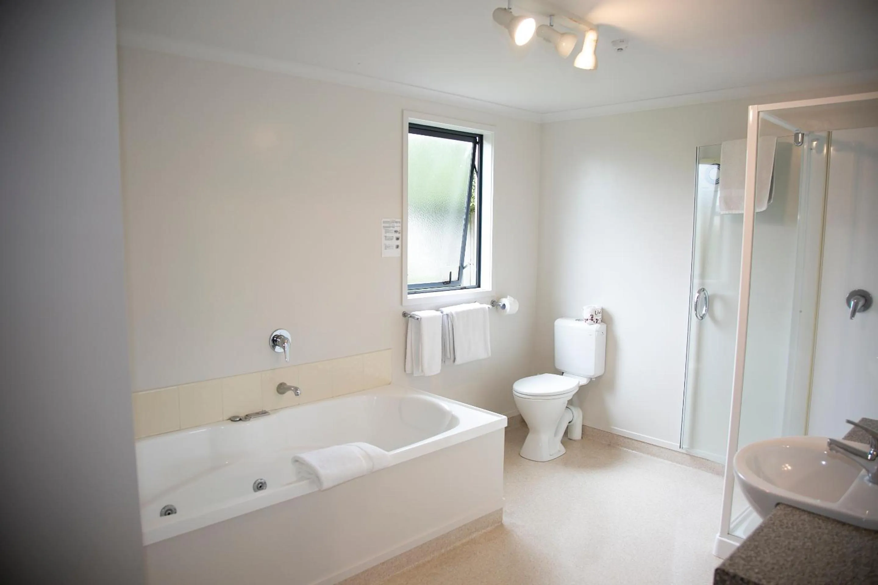 Bath in Bella Vista Motel Hamilton