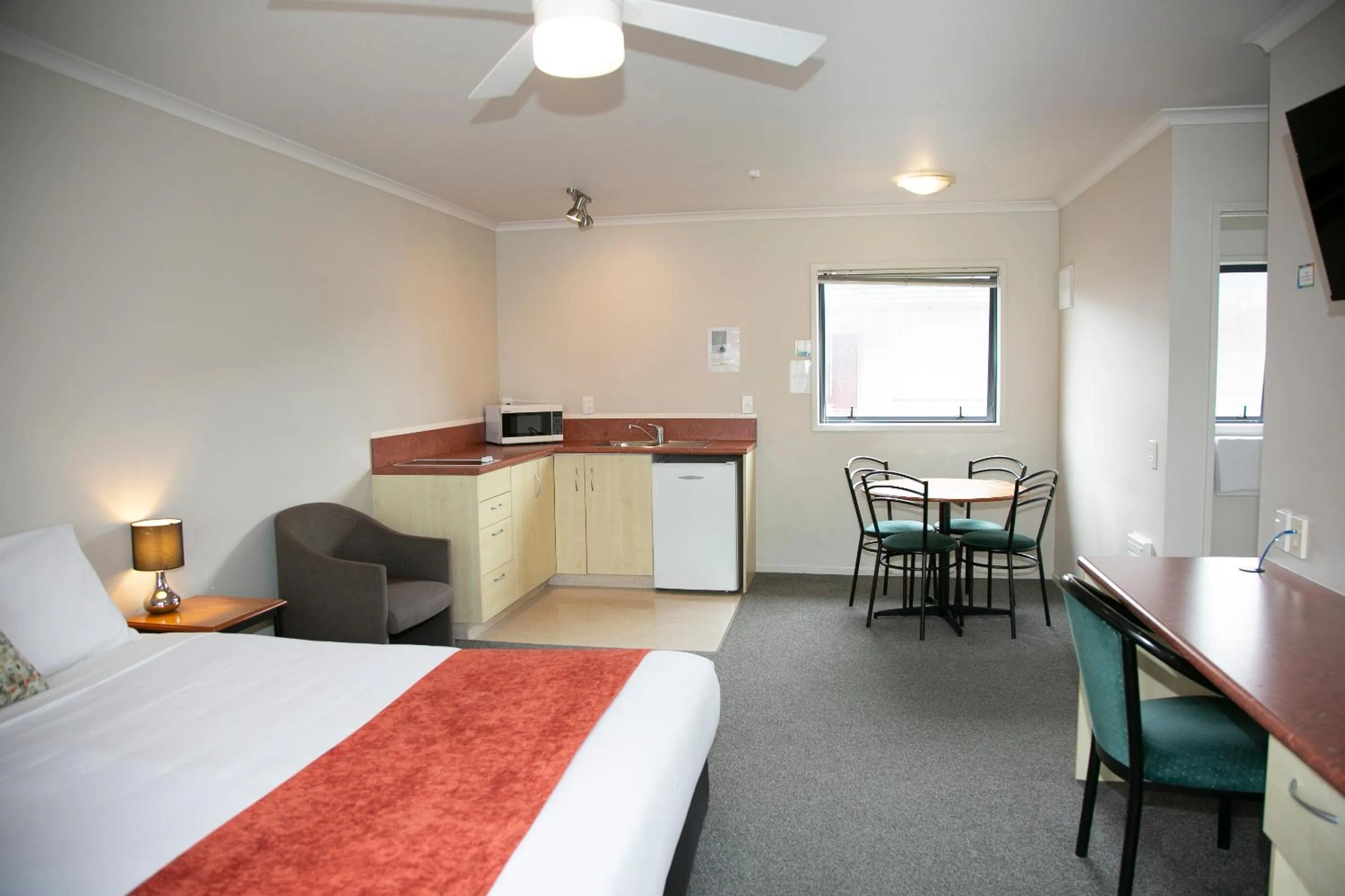 Dining area, Bed in Bella Vista Motel Hamilton