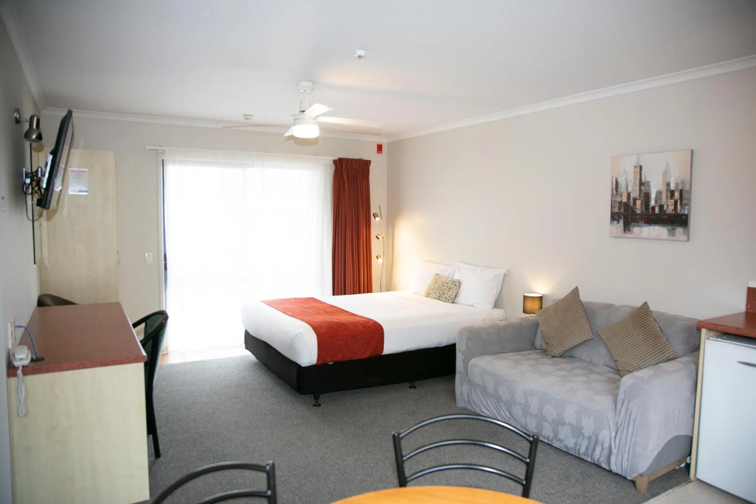 Living room, Bed in Bella Vista Motel Hamilton