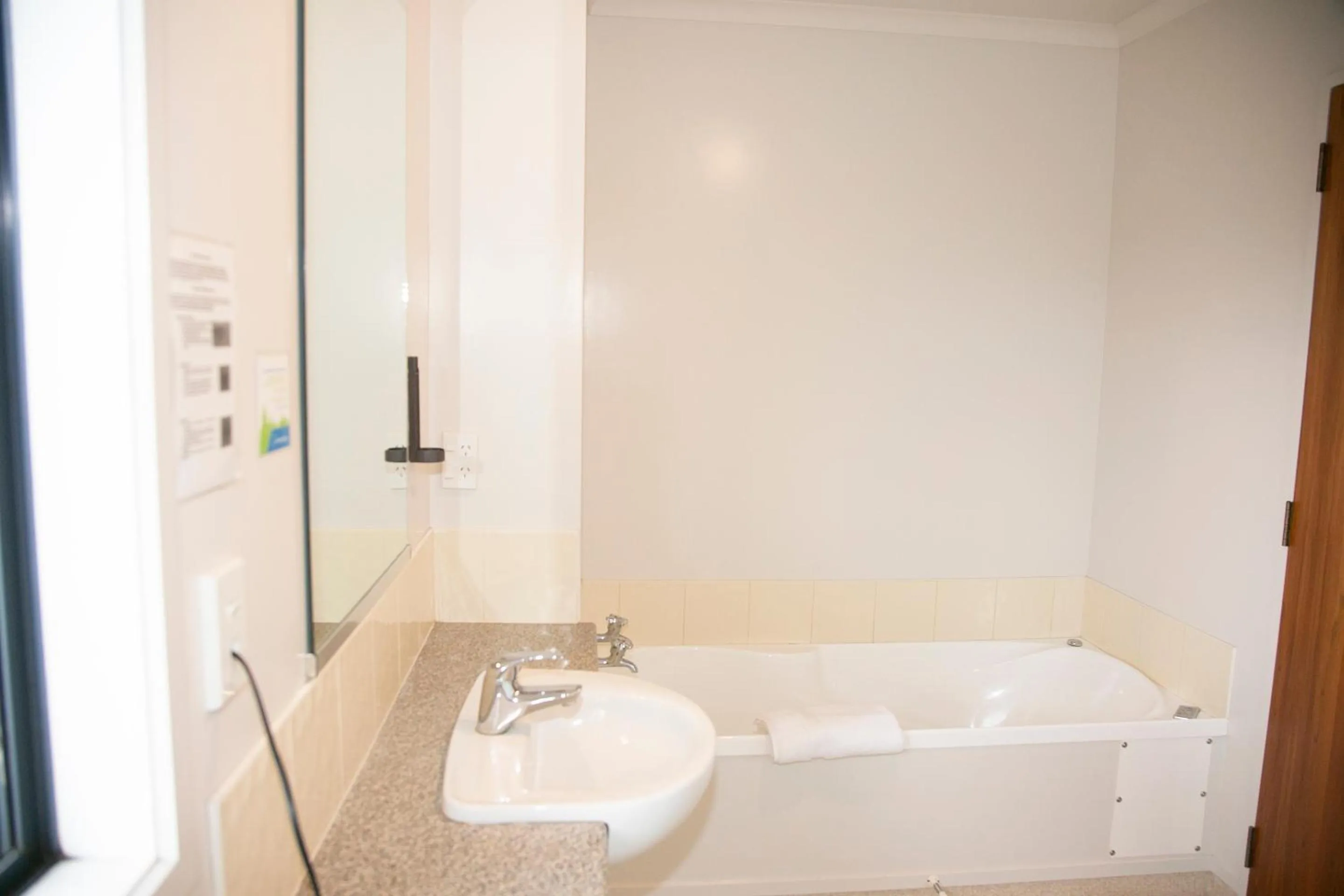 Bathroom in Bella Vista Motel Hamilton