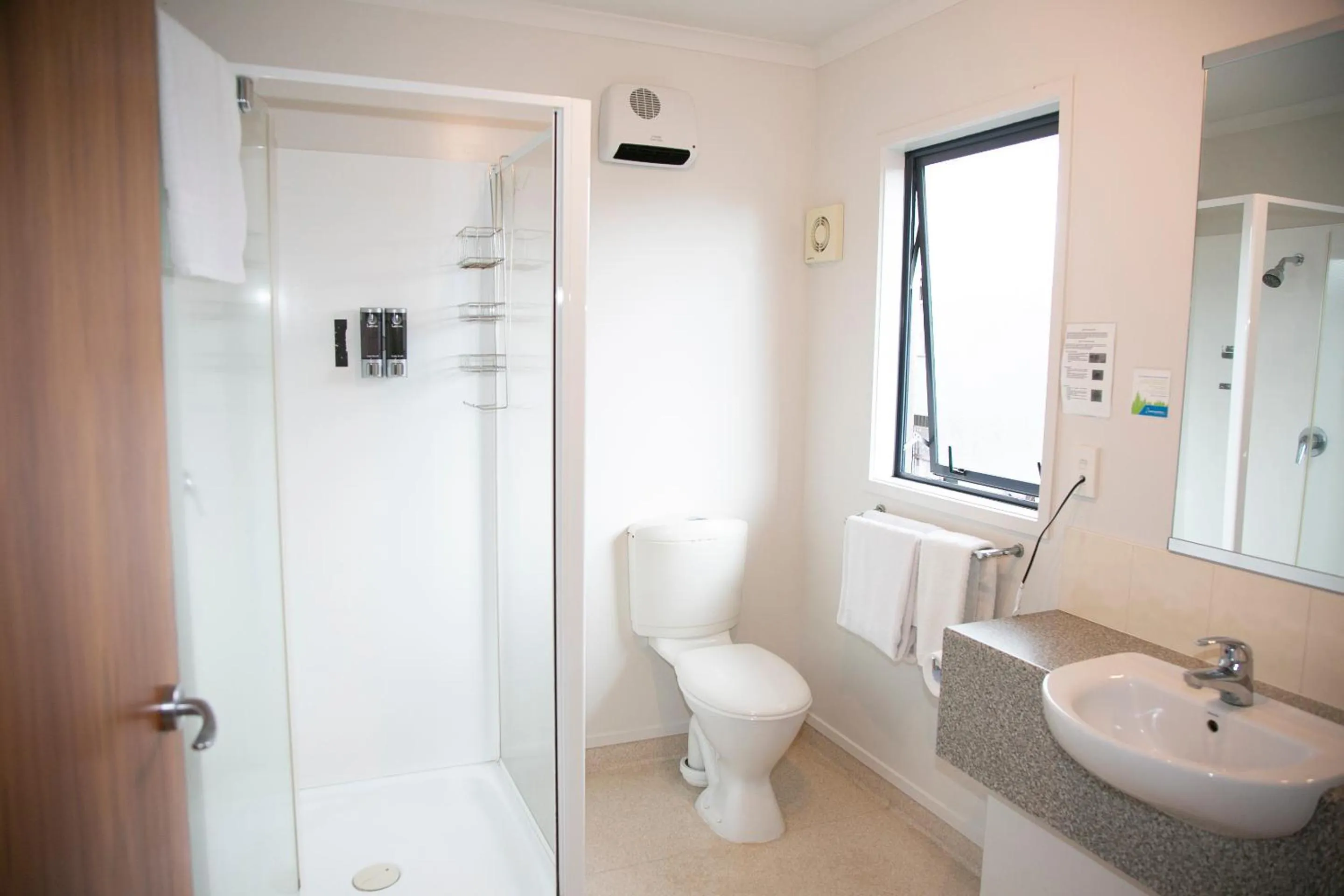 Bathroom in Bella Vista Motel Hamilton