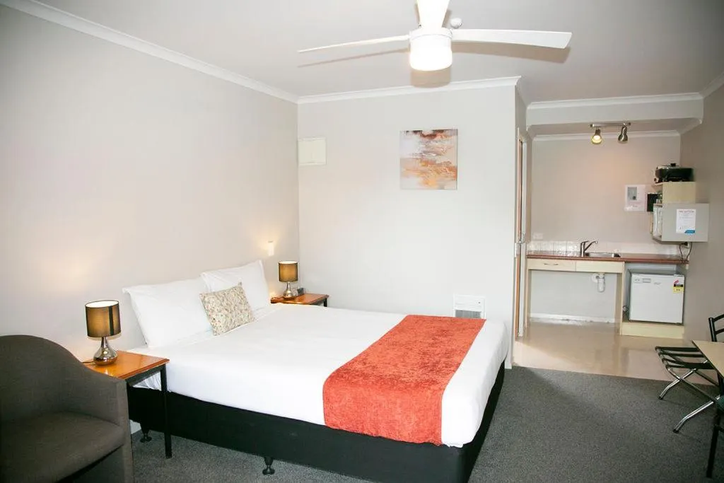 Bed in Bella Vista Motel Hamilton