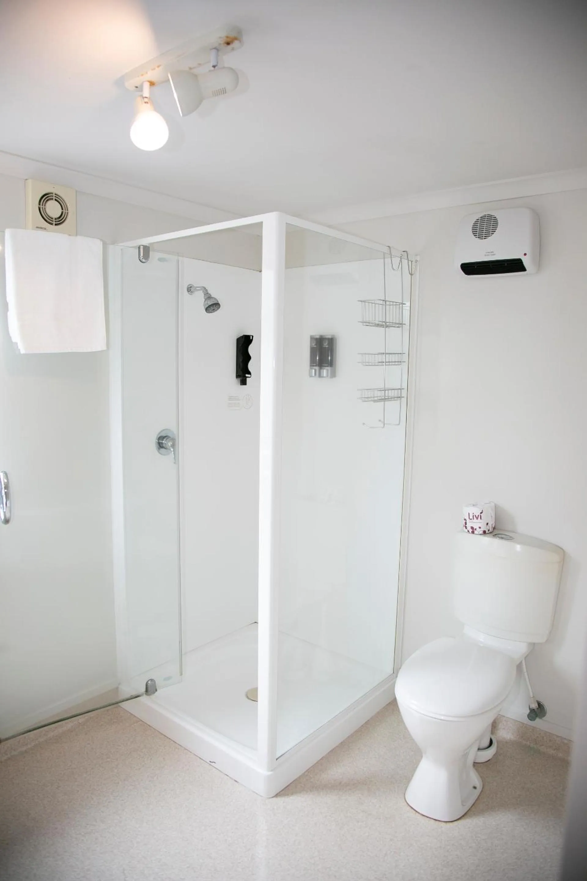 Shower in Bella Vista Motel Hamilton