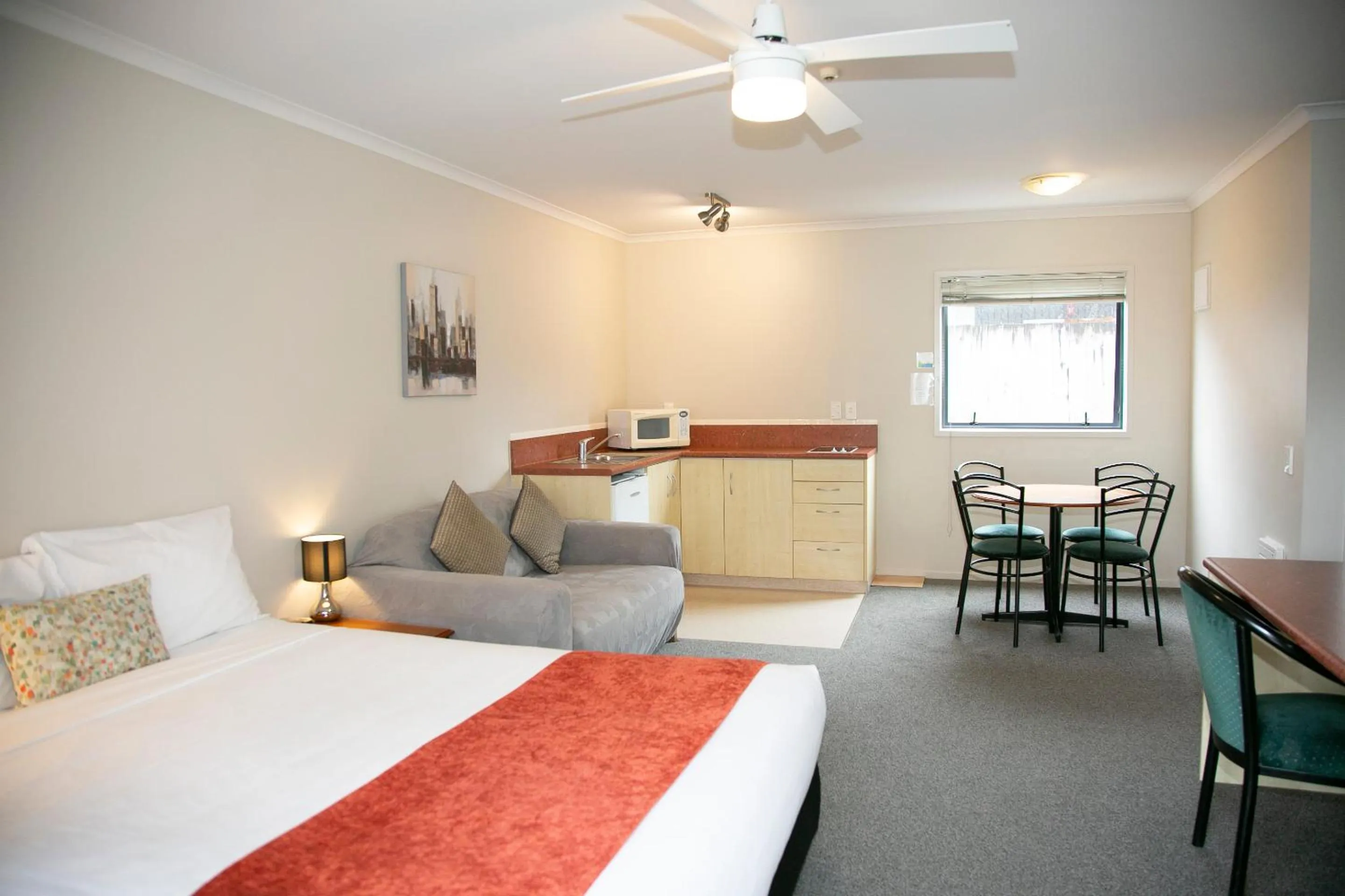 kitchen, Bed in Bella Vista Motel Hamilton