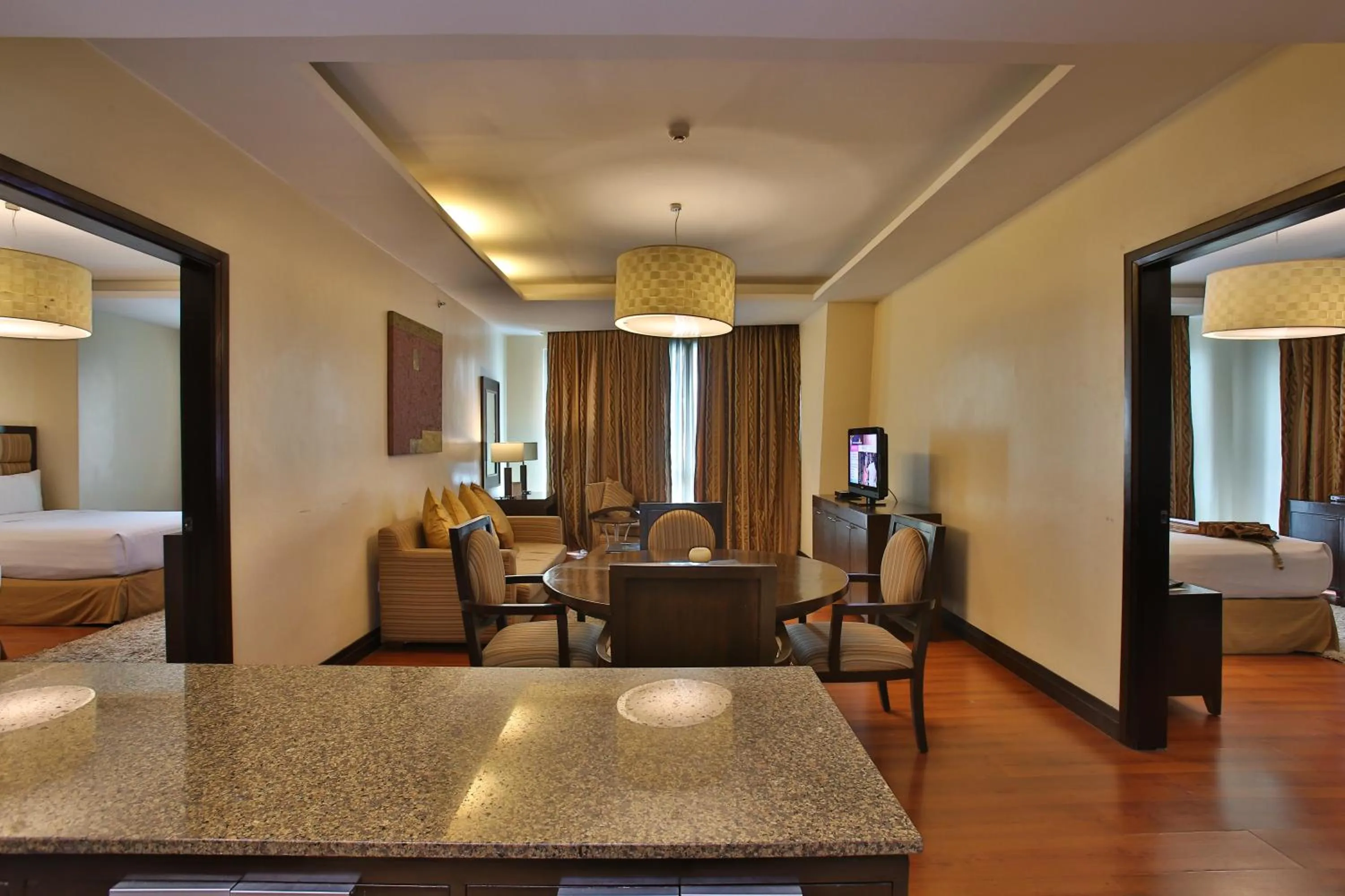 Kitchen or kitchenette, Bed in Crown Regency Hotel & Towers
