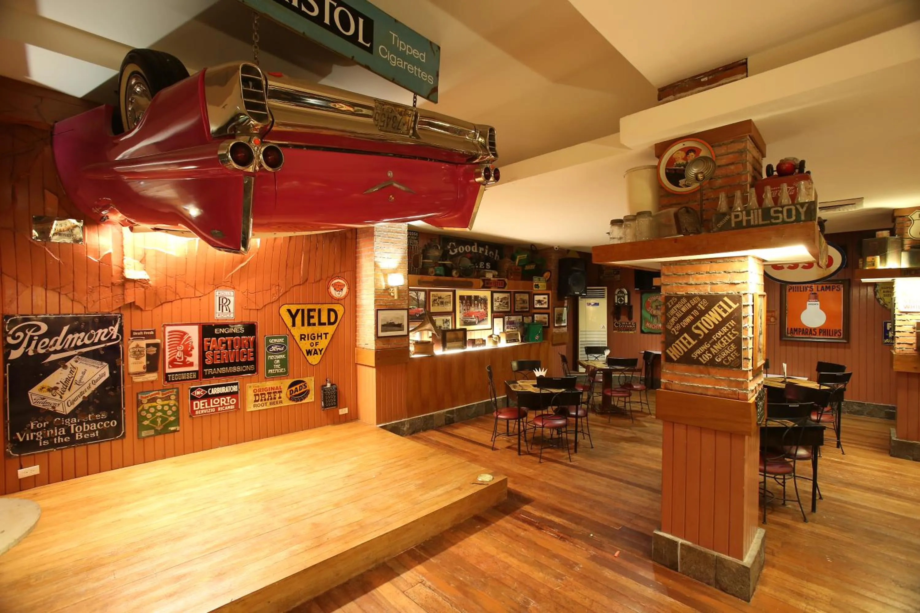 Lounge or bar in Crown Regency Hotel & Towers