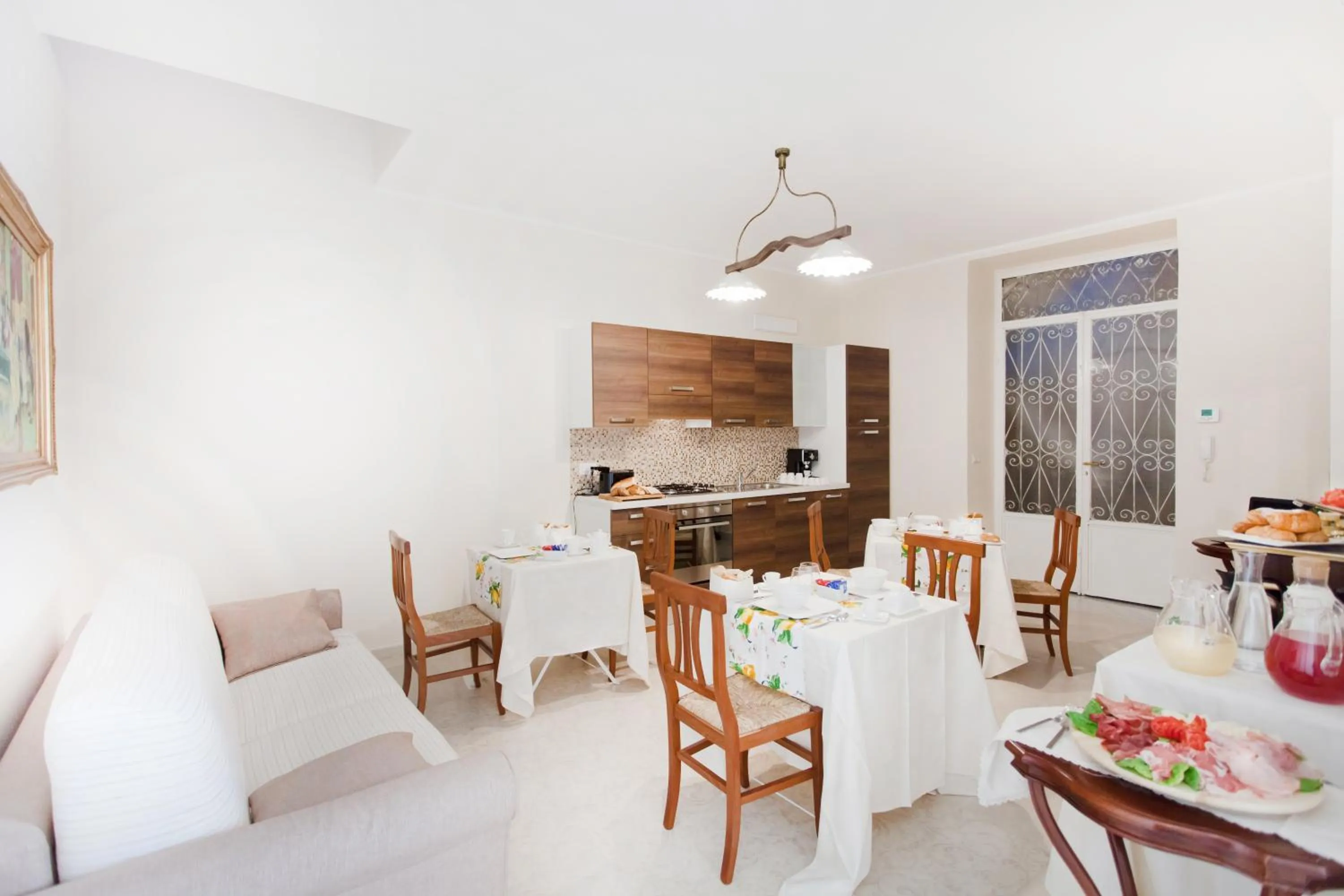 Communal lounge/ TV room in B&B Veronicas