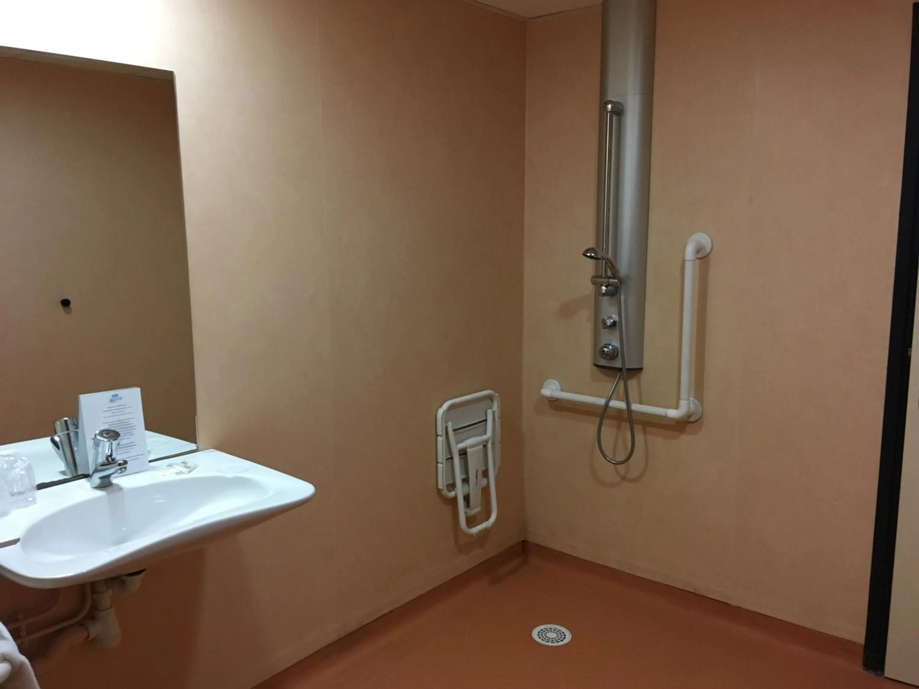 Shower in Auberge de jeunesse L'Escale