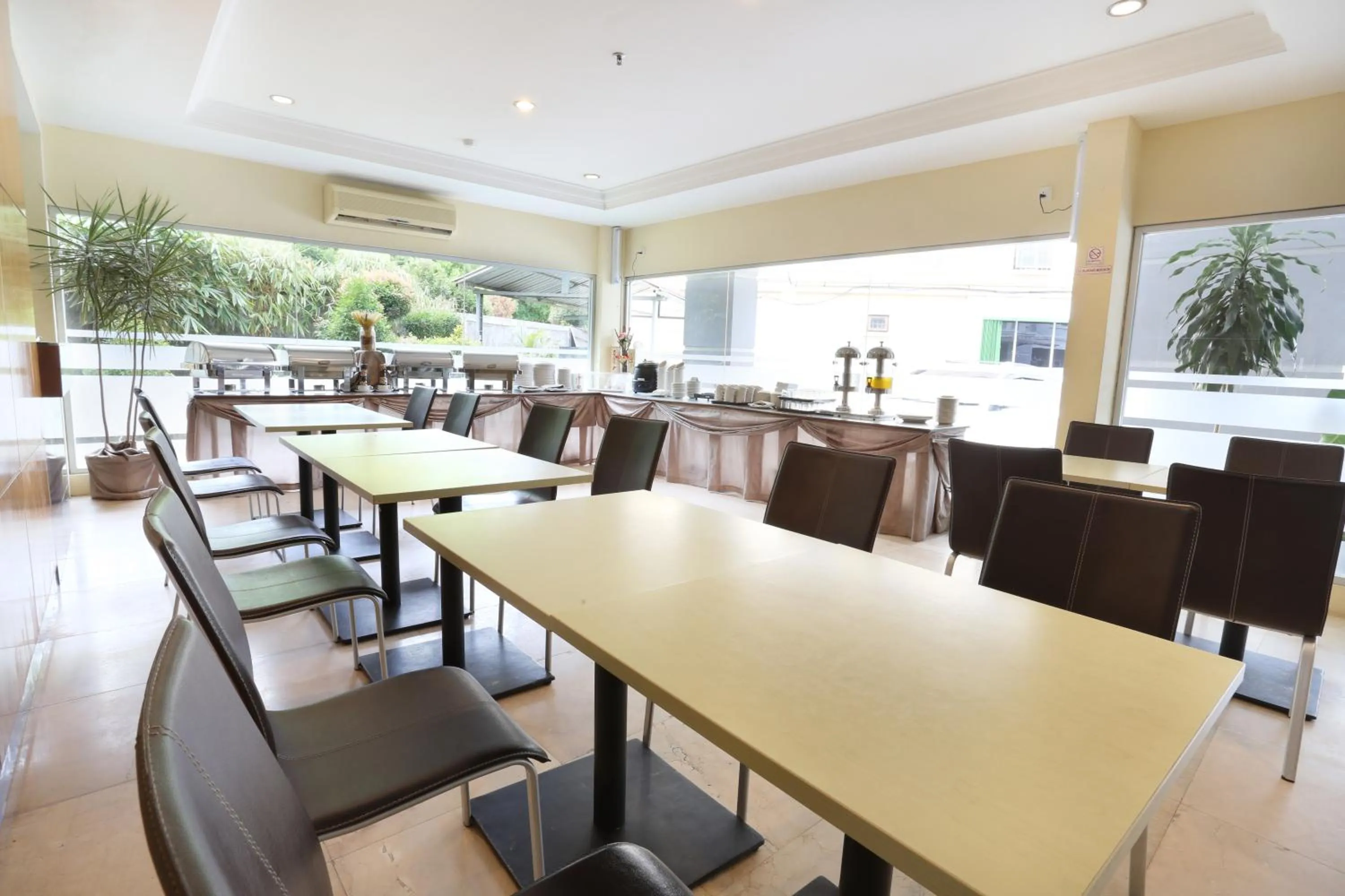 Buffet breakfast in Triniti Hotel Batam