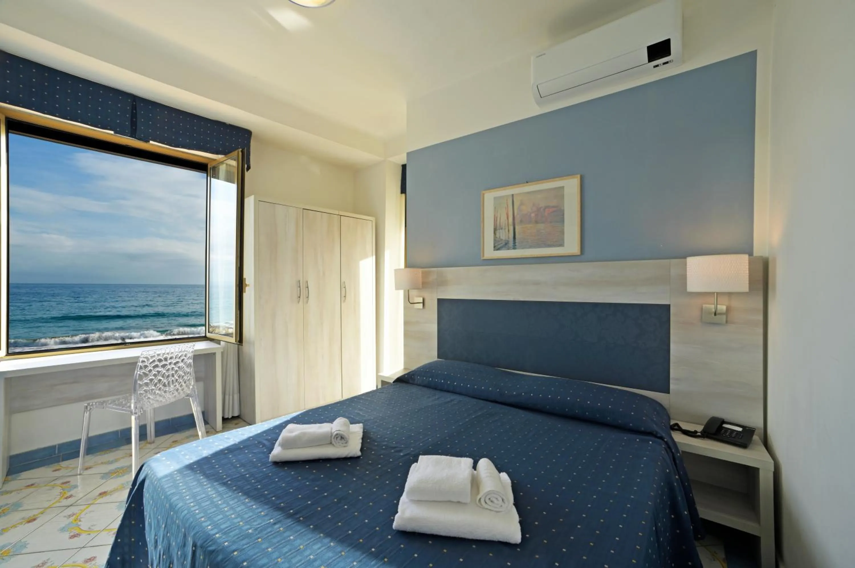 Bed in Hotel Delfino