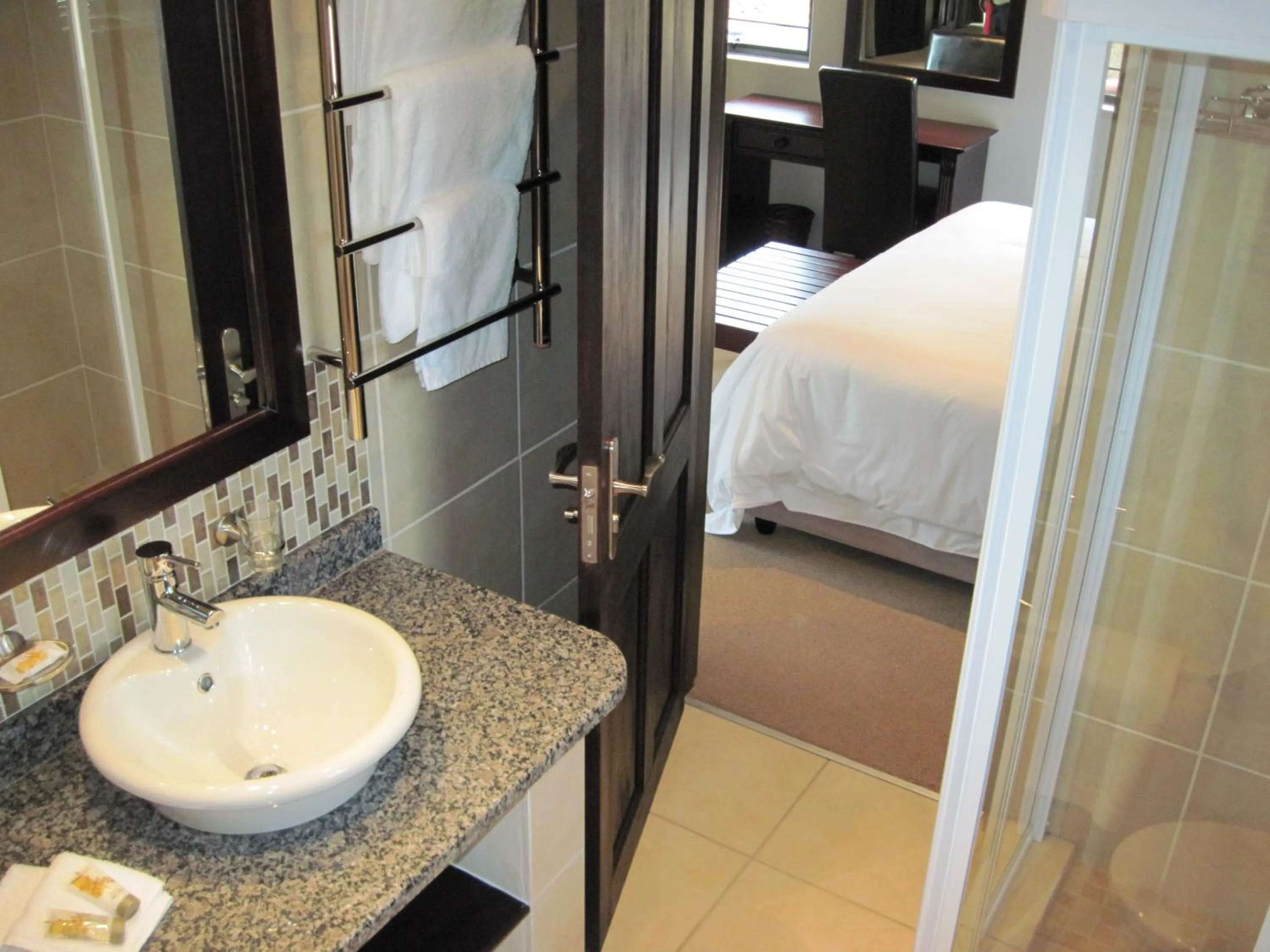 Bathroom, Bed in Heidelberg Kloof Lodge