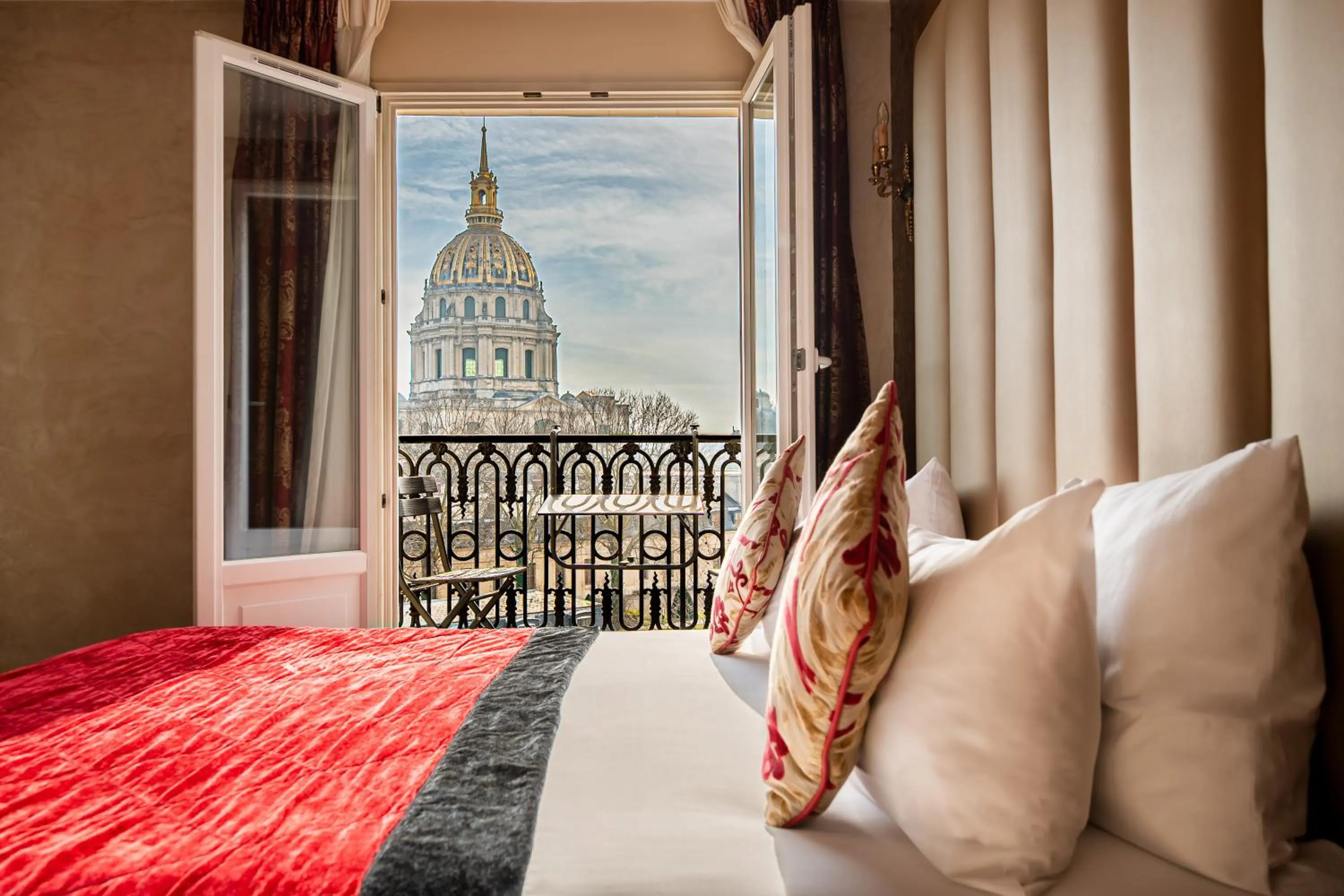 Bed in Hotel de L'Empereur by Malone