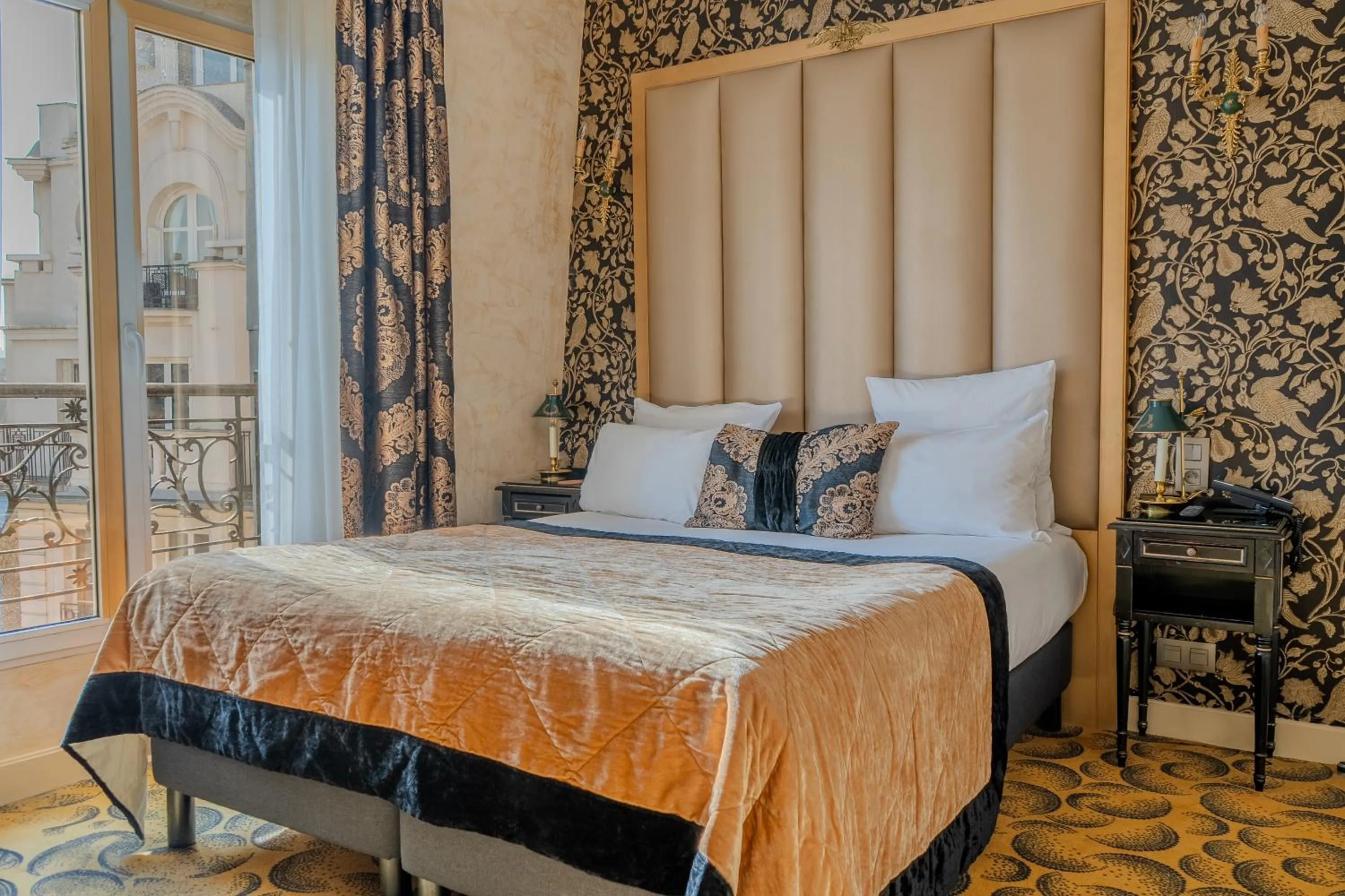 Bed in Hotel de L'Empereur by Malone