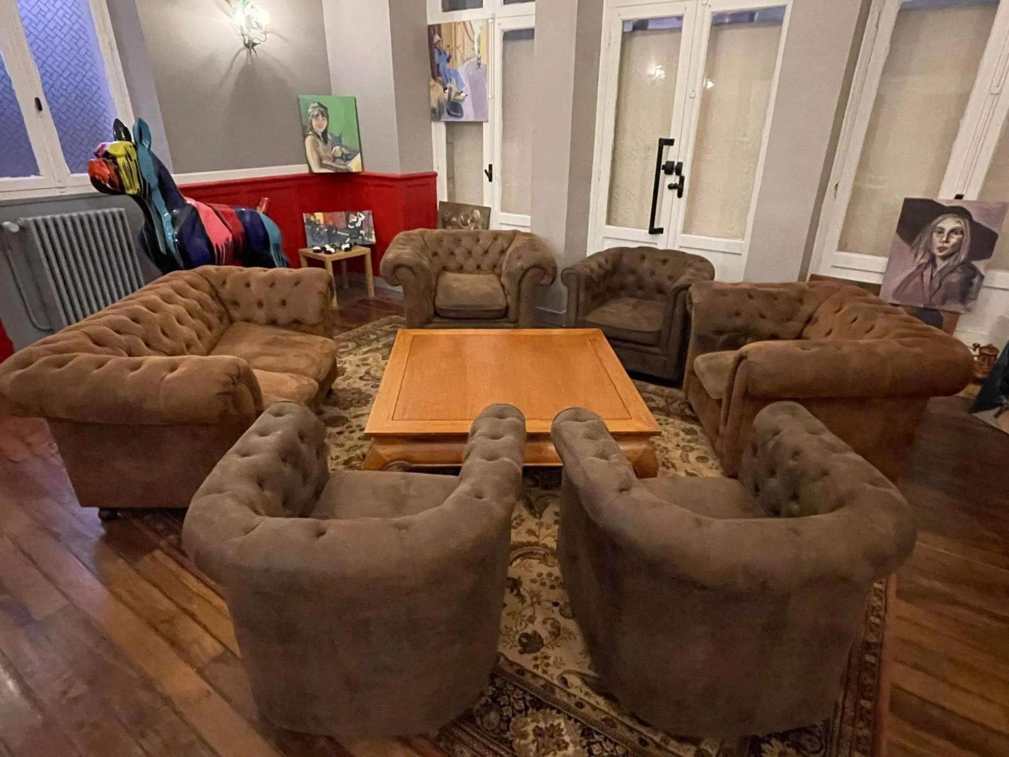 Communal lounge/ TV room in Le Central Hôtel-Bar