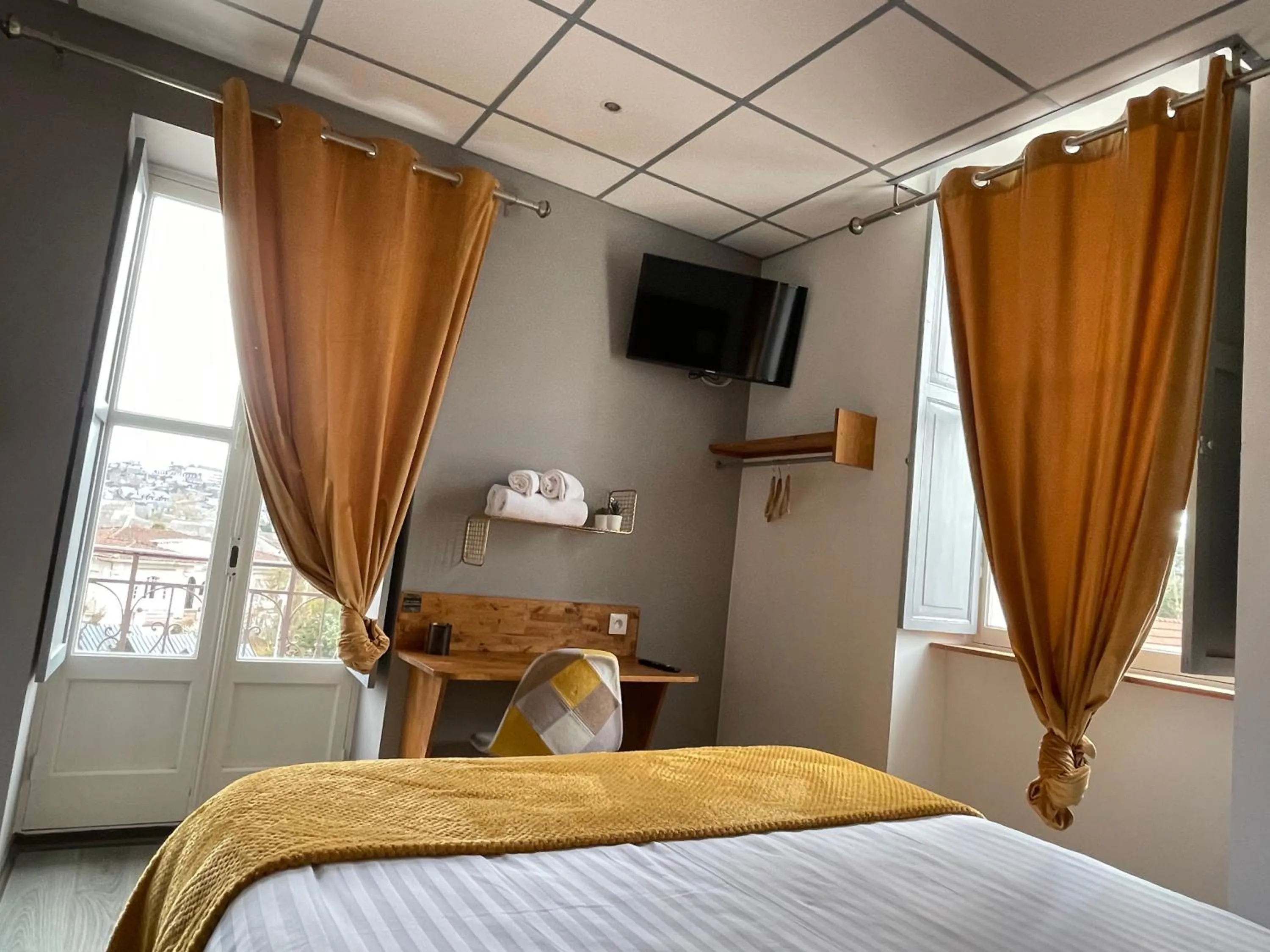 Bed in Le Central Hôtel-Bar