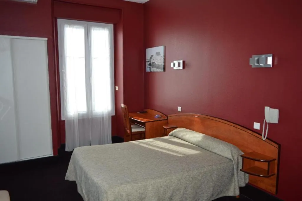 Bed in Le Central Hôtel-Bar