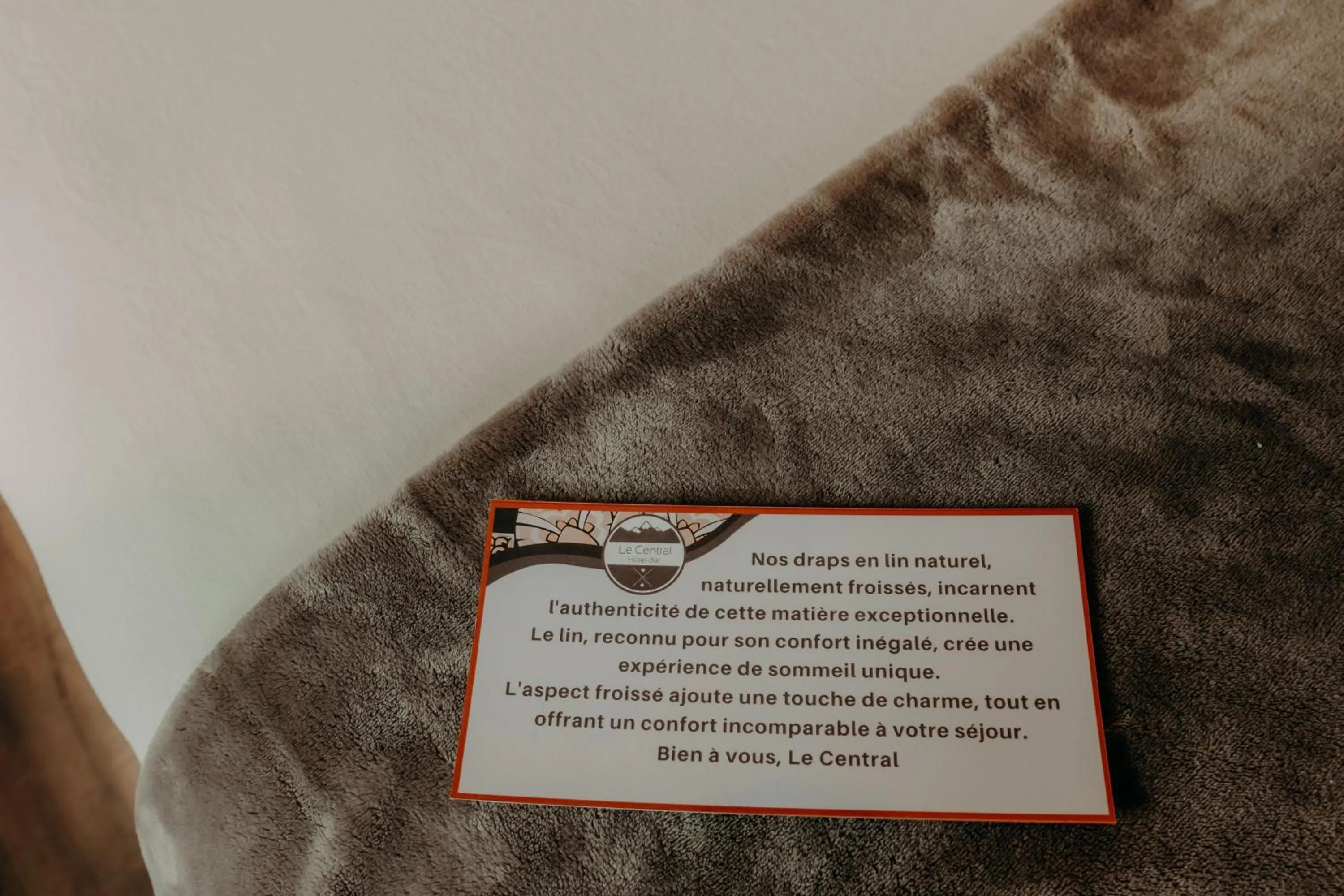 Text overlay in Le Central Hôtel-Bar