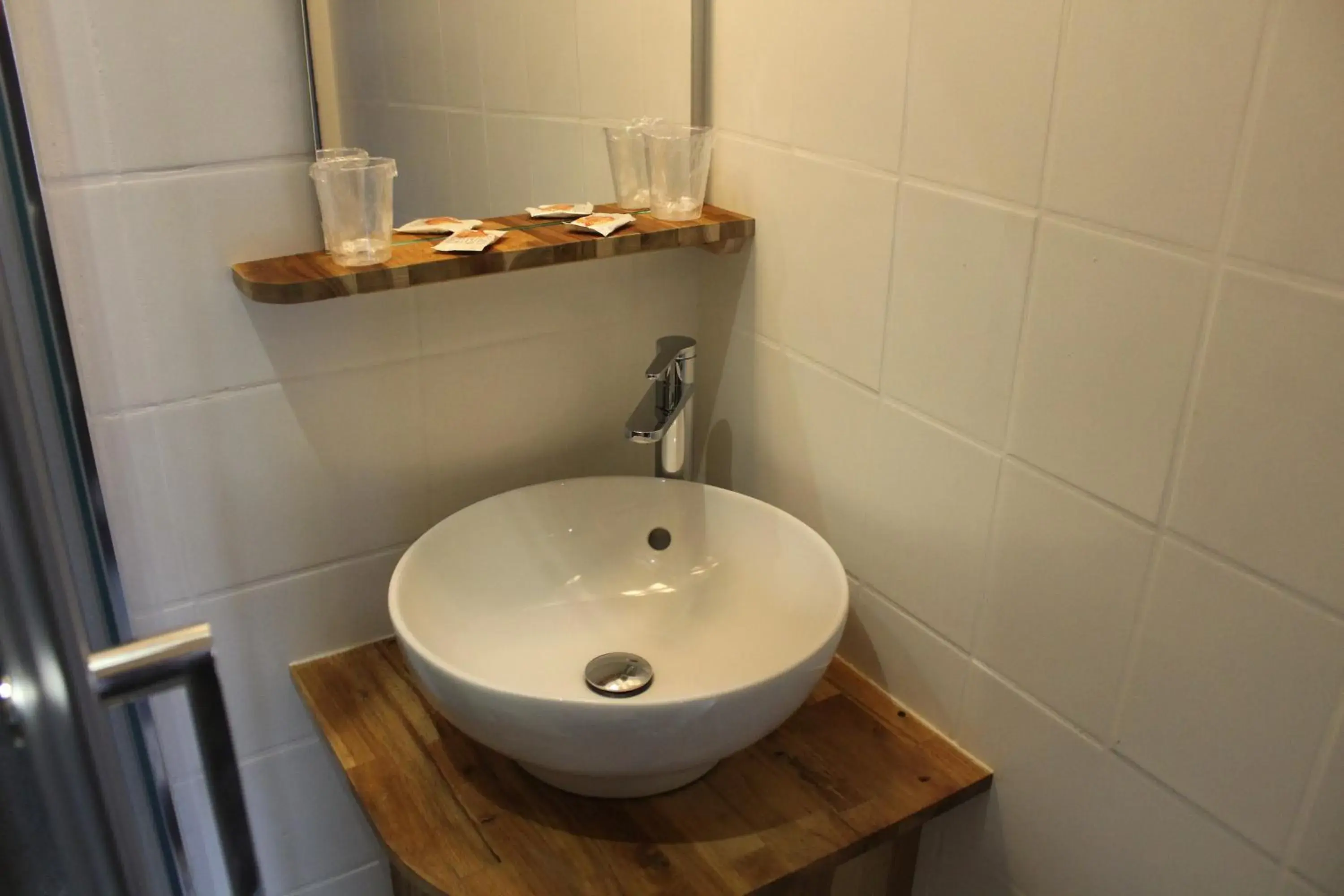 Comfort Triple Room with Shower in Le Central Hôtel-Bar Comfort Triple Room with Shower in Le Central Hôtel-Bar