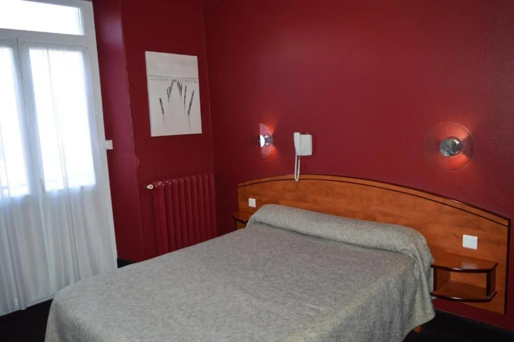 Bed in Le Central Hôtel-Bar