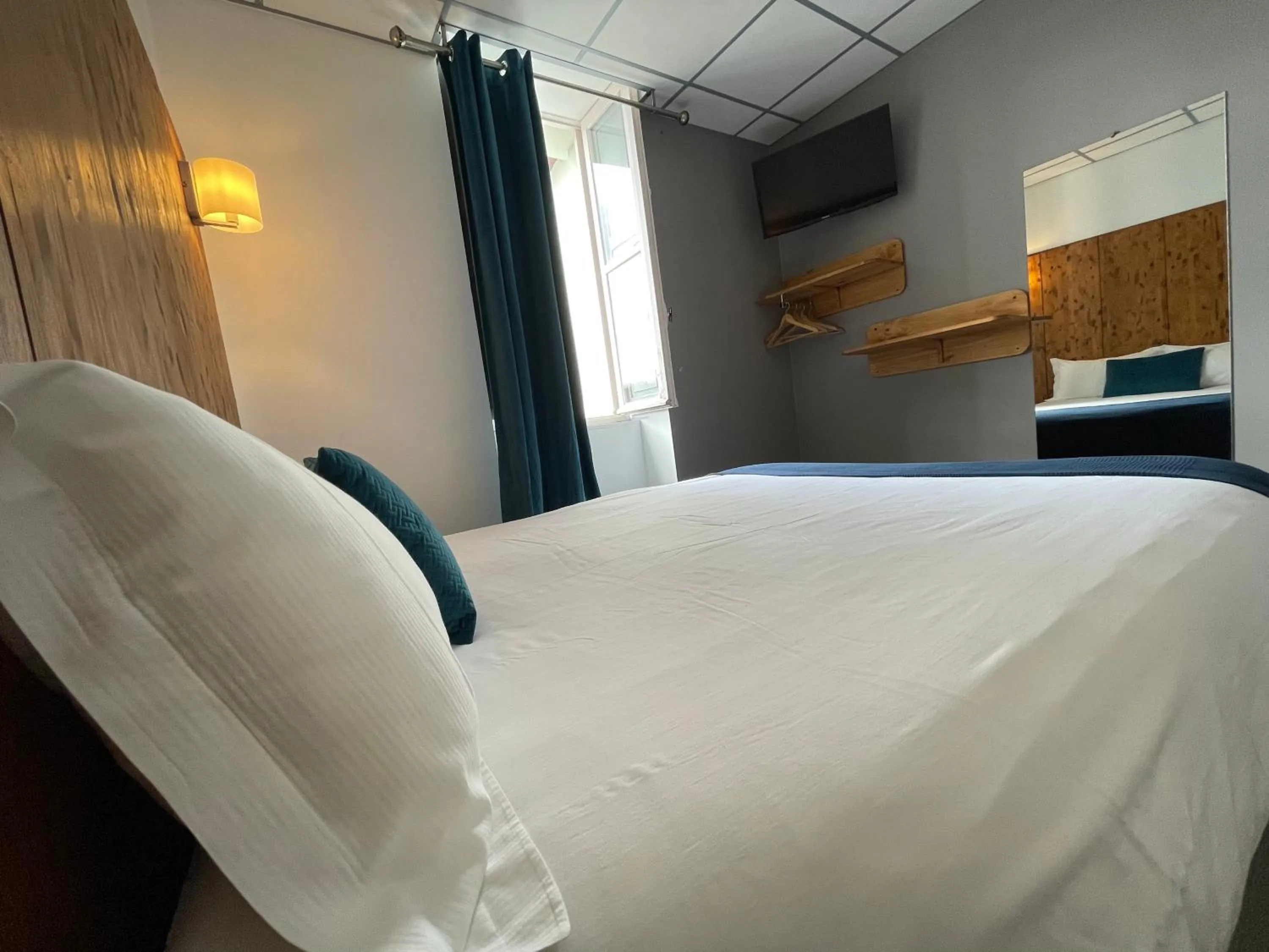 Bed in Le Central Hôtel-Bar