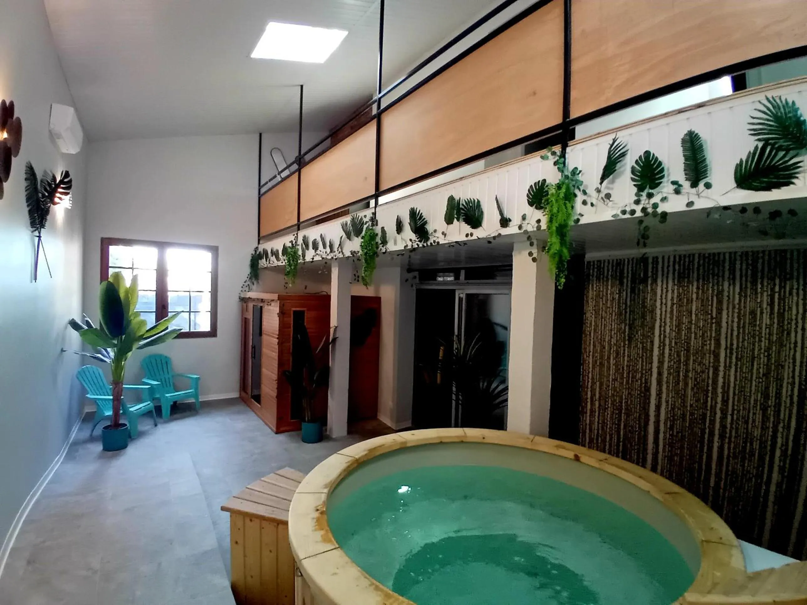 Hot Tub in Logis Domaine de Peyrolade