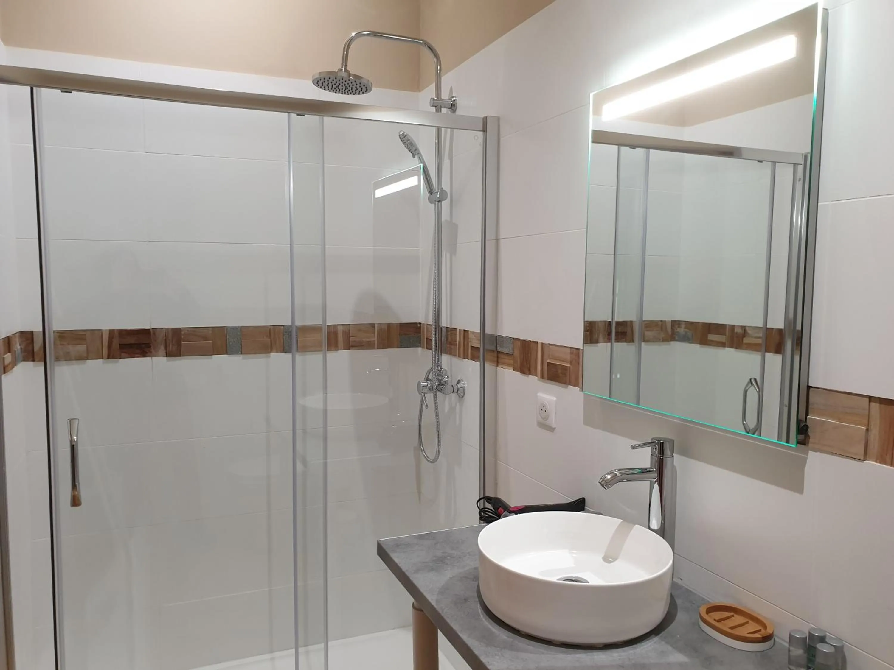 Shower in Logis Domaine de Peyrolade