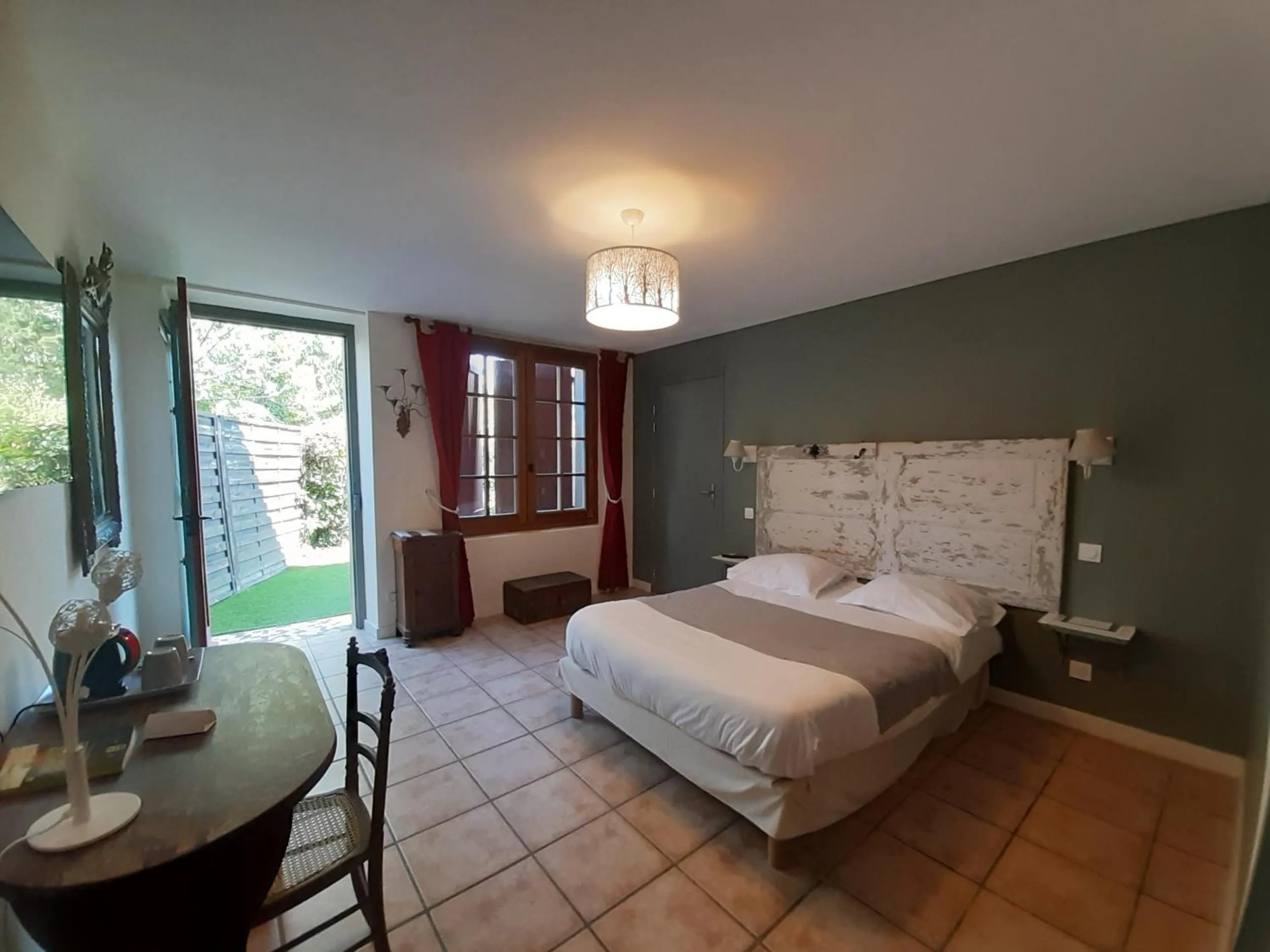 Garden, Bed in Logis Domaine de Peyrolade