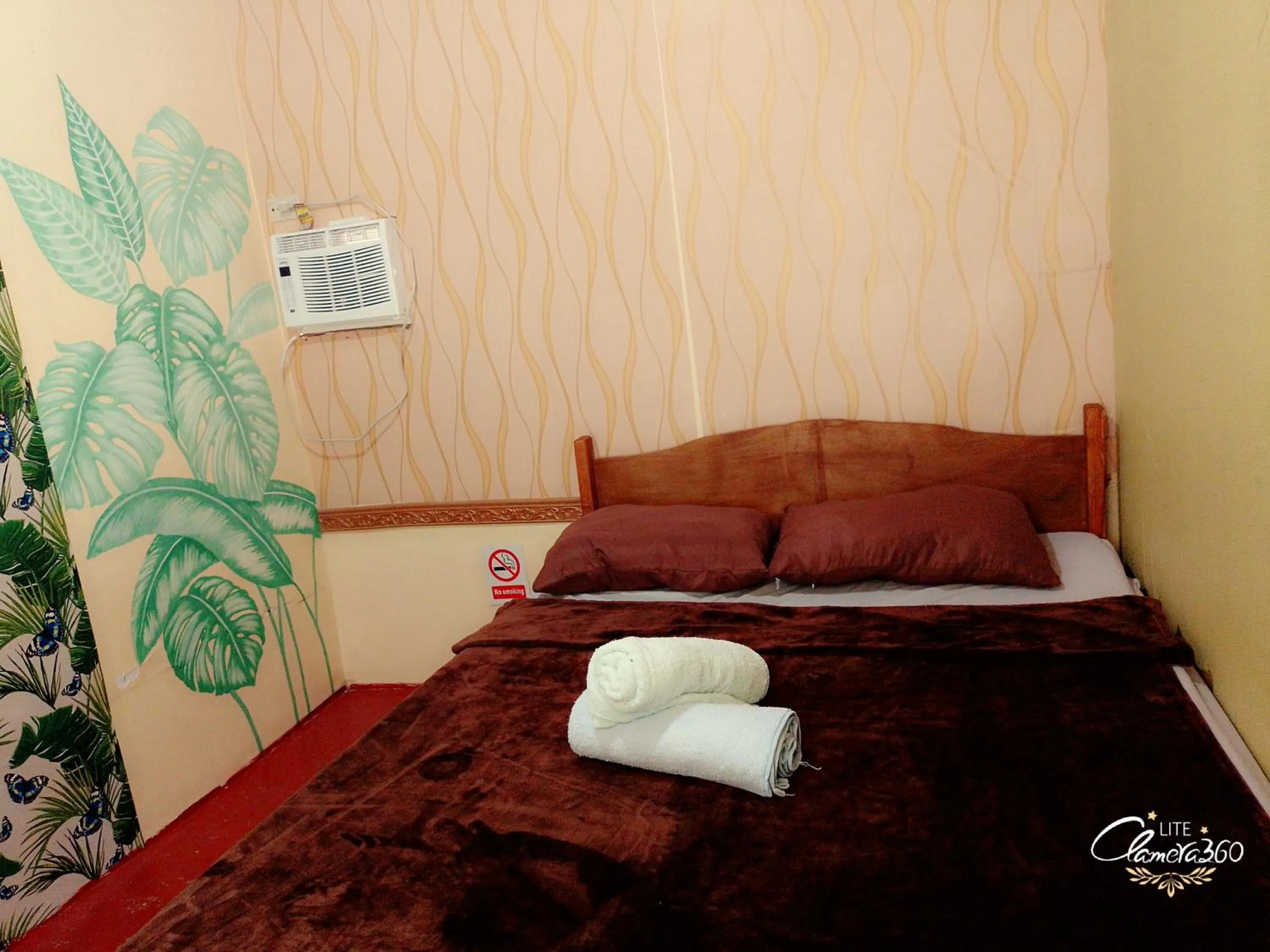 Bed in Angler's Hub & Resort Oslob