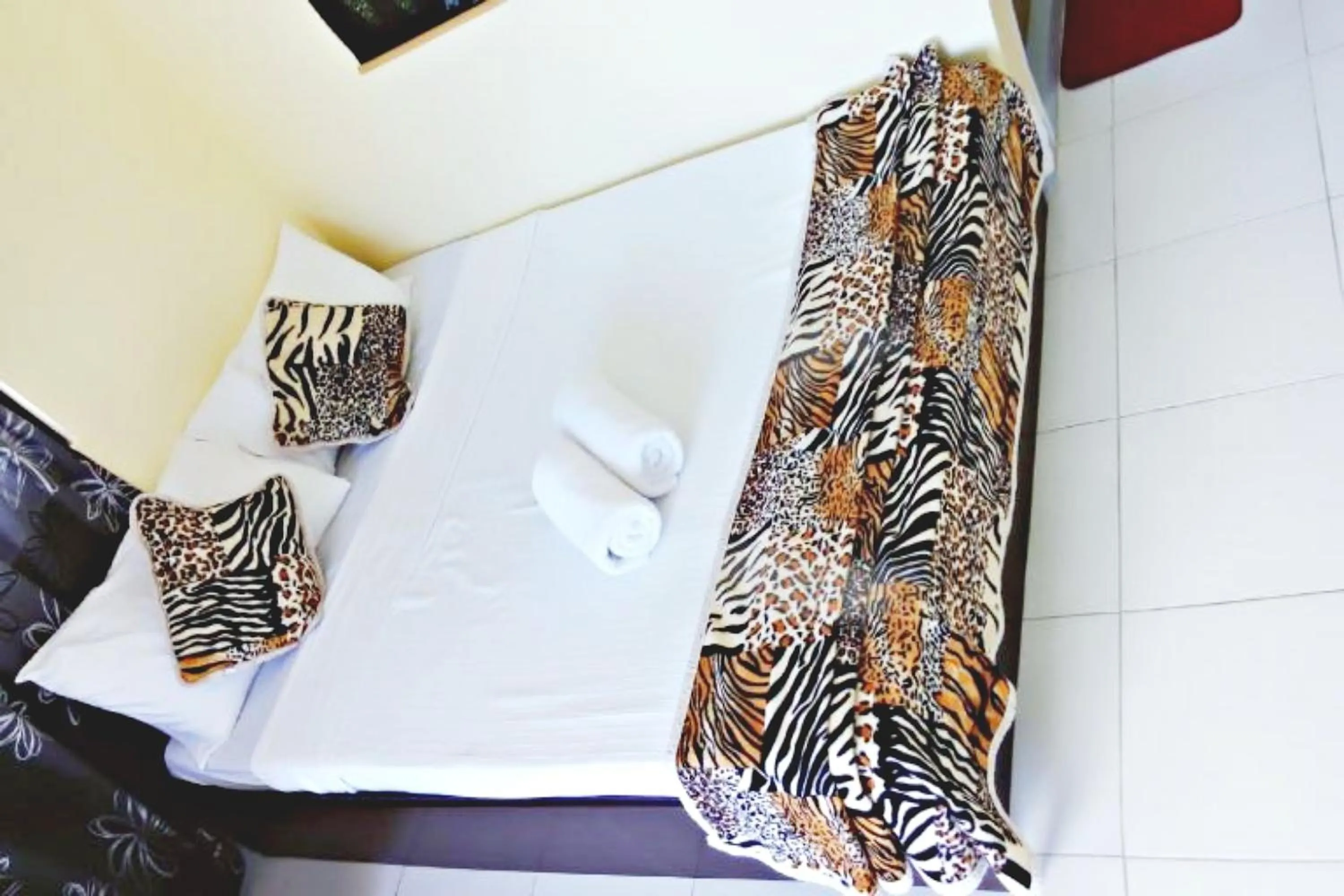 Bed in Angler's Hub & Resort Oslob