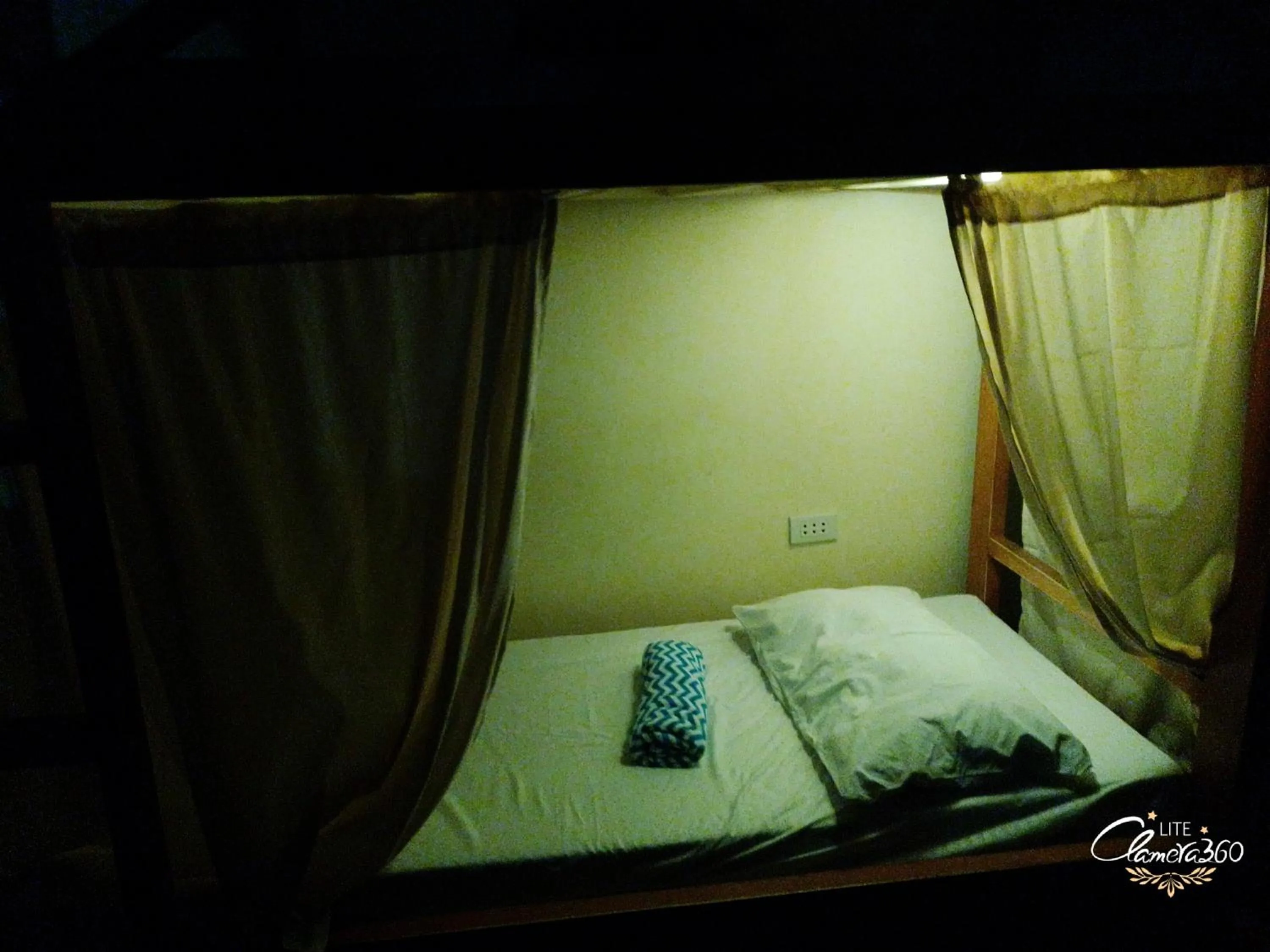 Bed in Angler's Hub & Resort Oslob