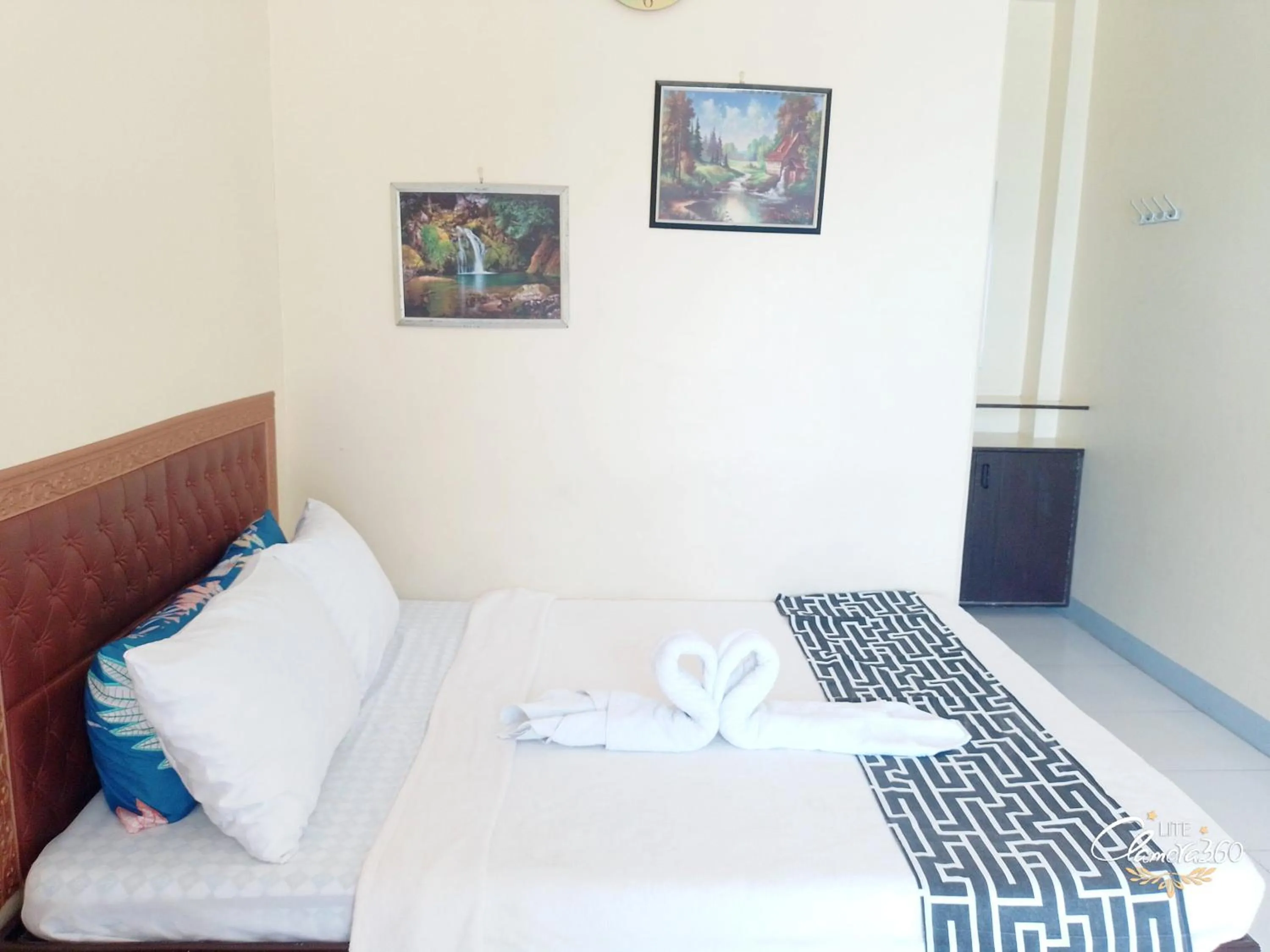 Bed in Angler's Hub & Resort Oslob