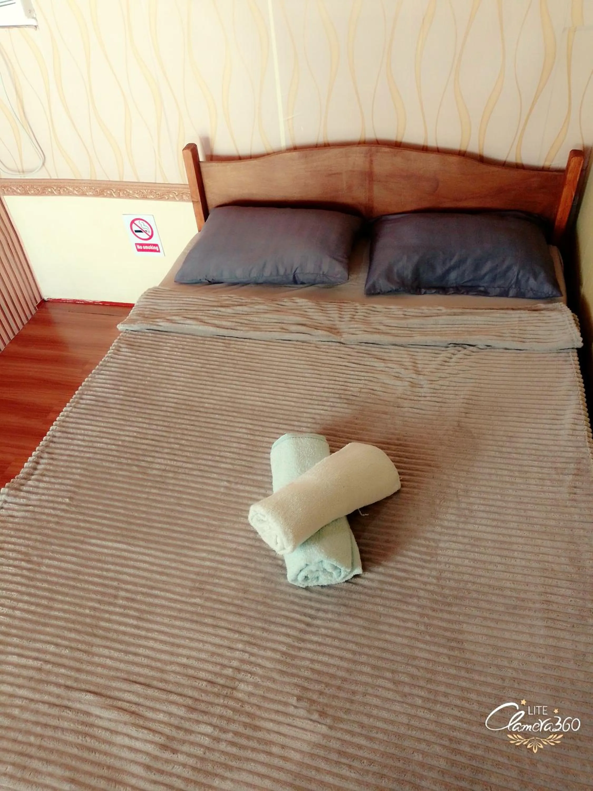 Bed in Angler's Hub & Resort Oslob