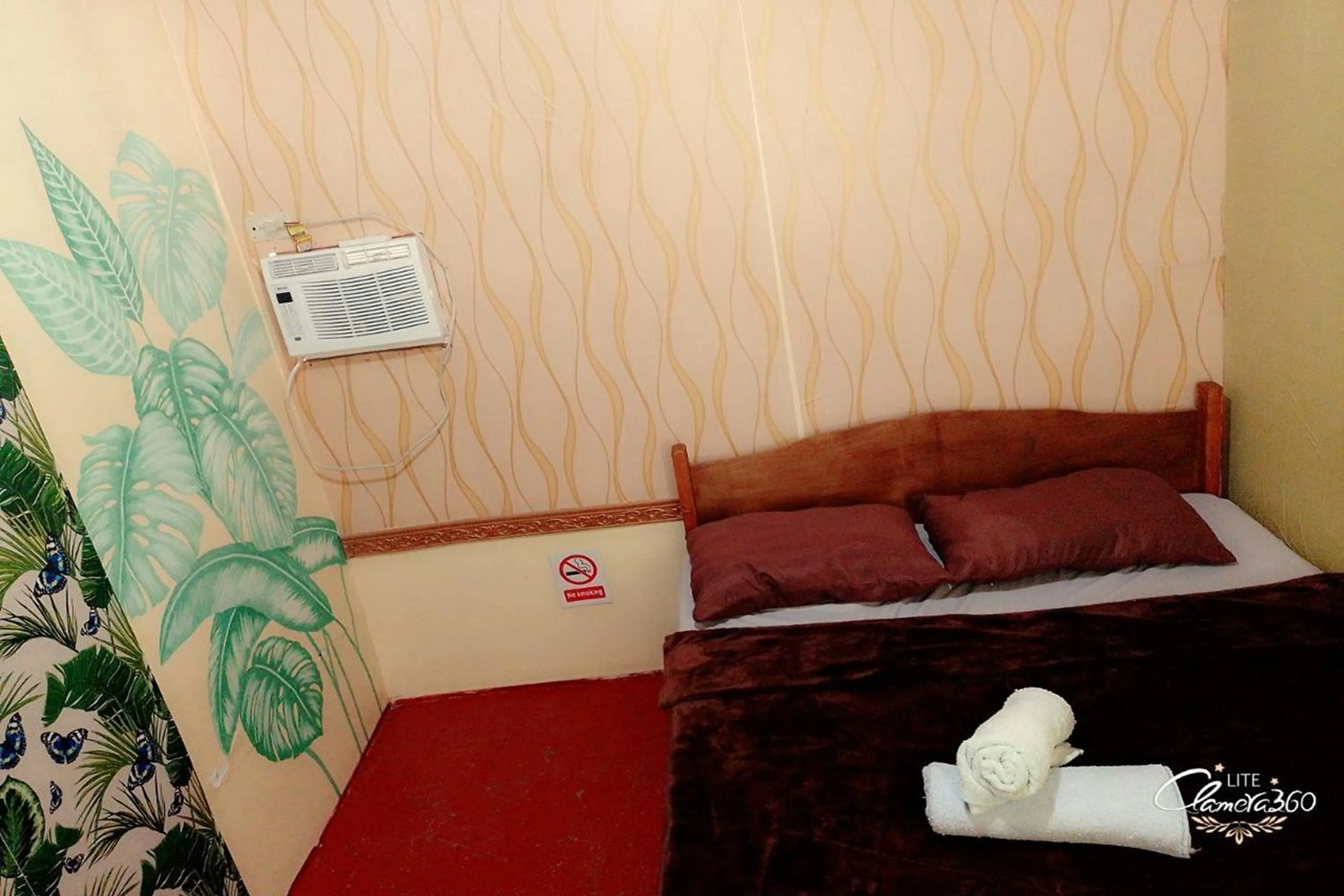 Bed in Angler's Hub & Resort Oslob