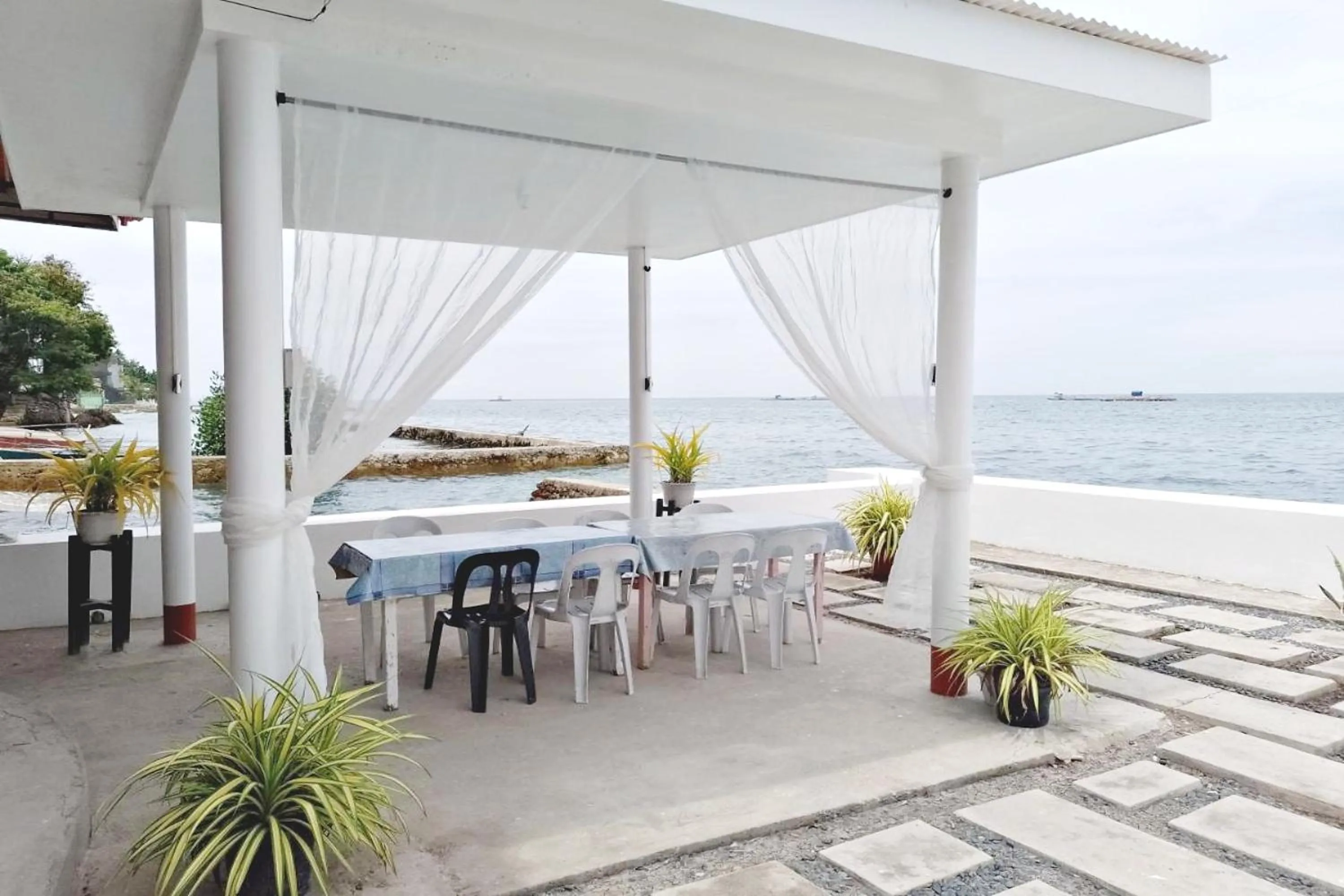 Seating area in Angler's Hub & Resort Oslob