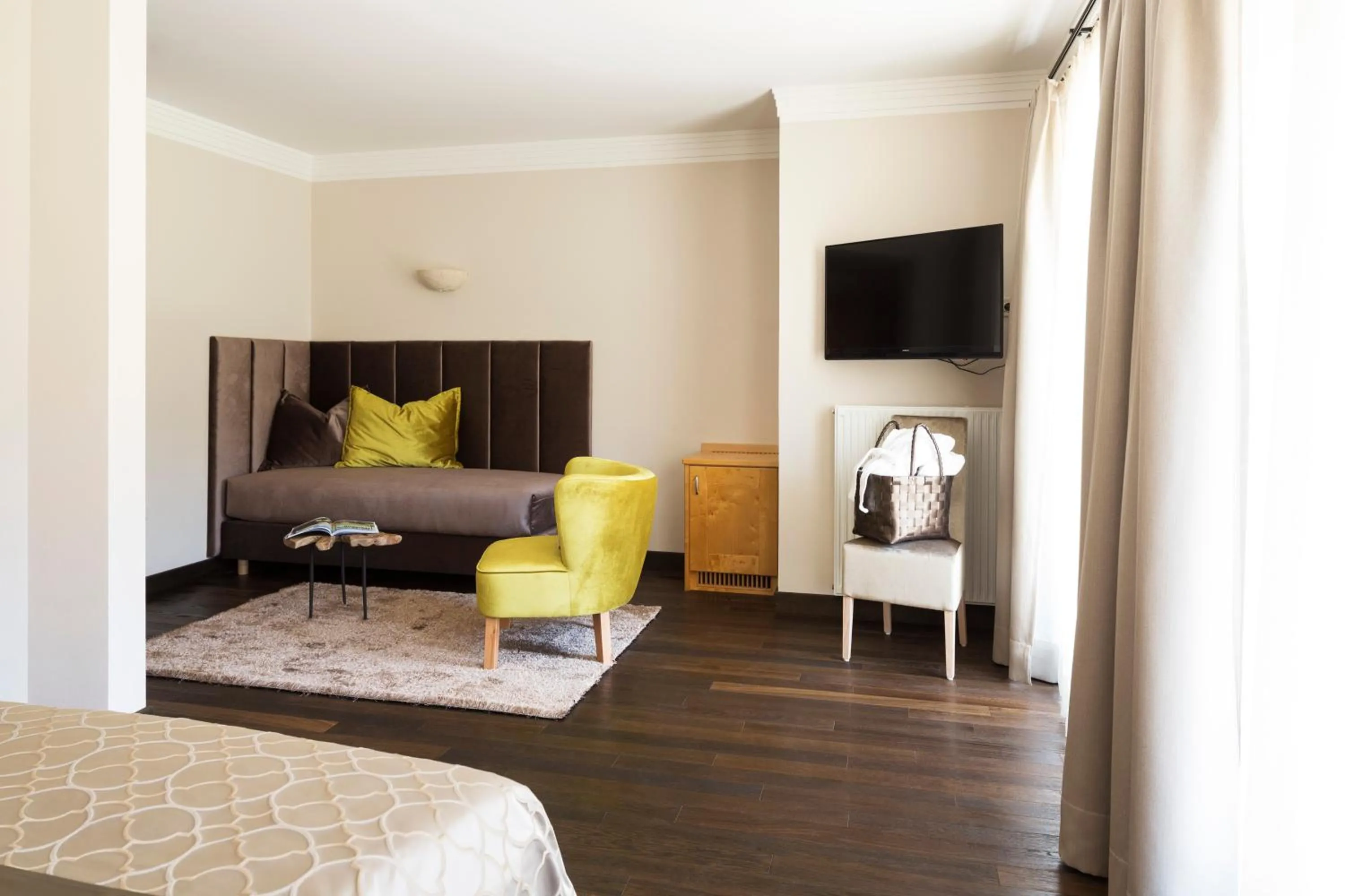 Living room, Bed in Hotel Burggräflerhof