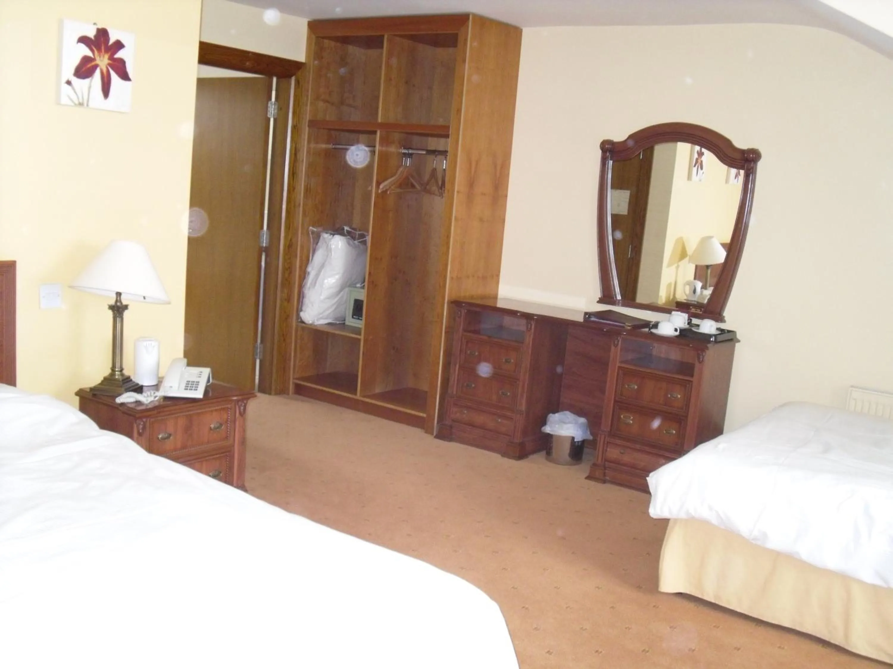 Coffee/tea facilities, Bed in The Horse and Hound Hotel