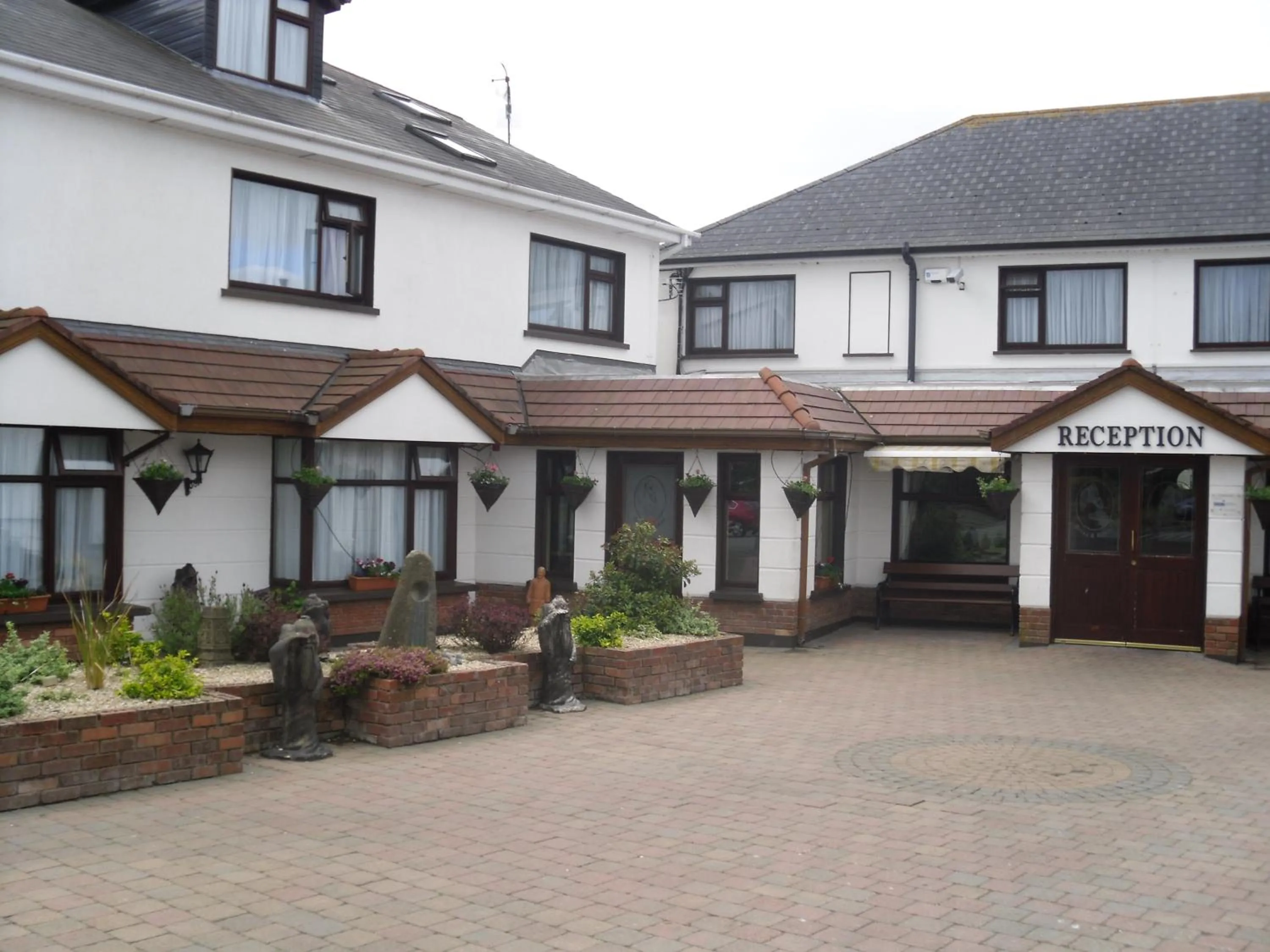 Facade/entrance in The Horse and Hound Hotel