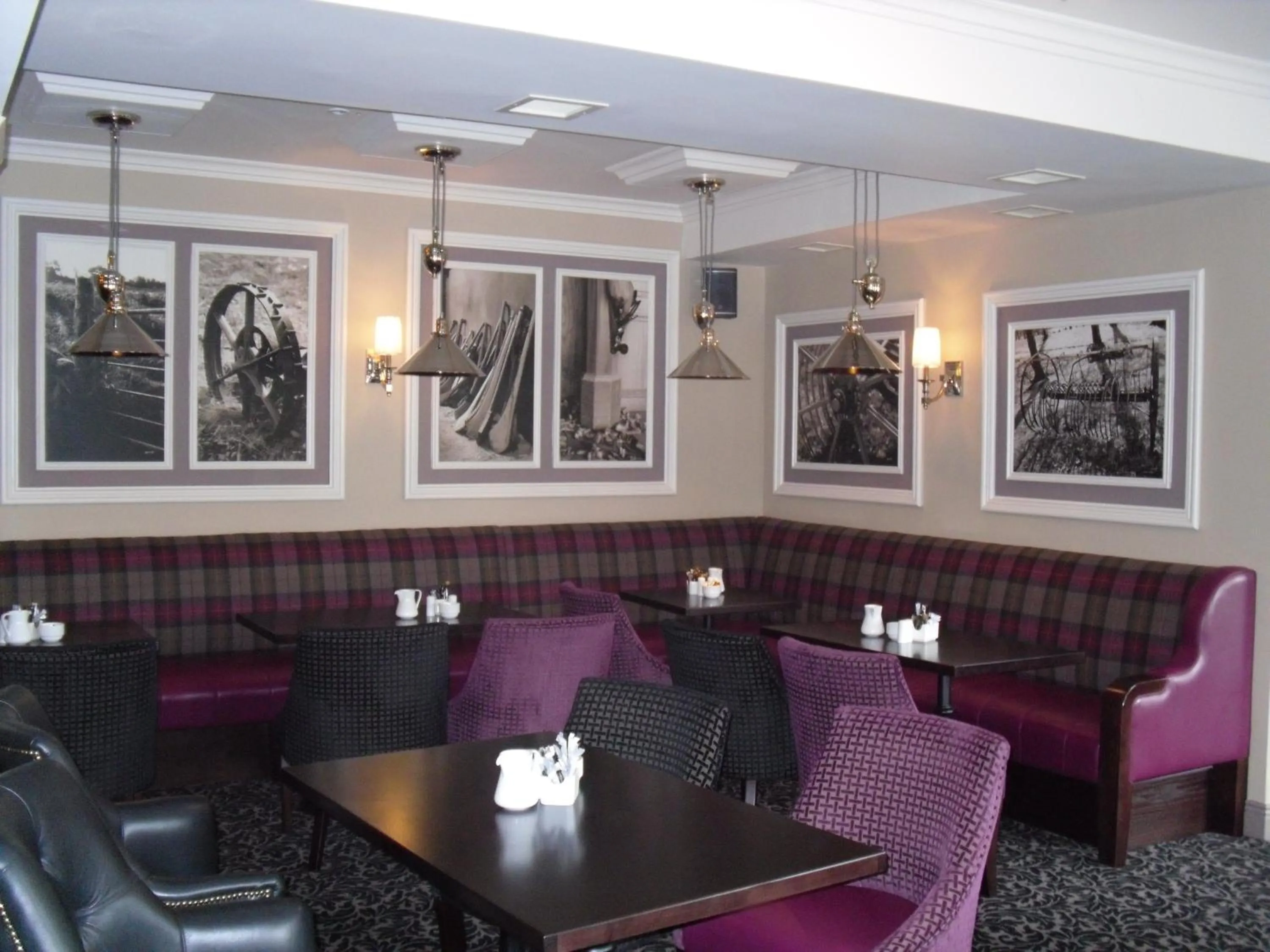 Lounge or bar in The Horse and Hound Hotel