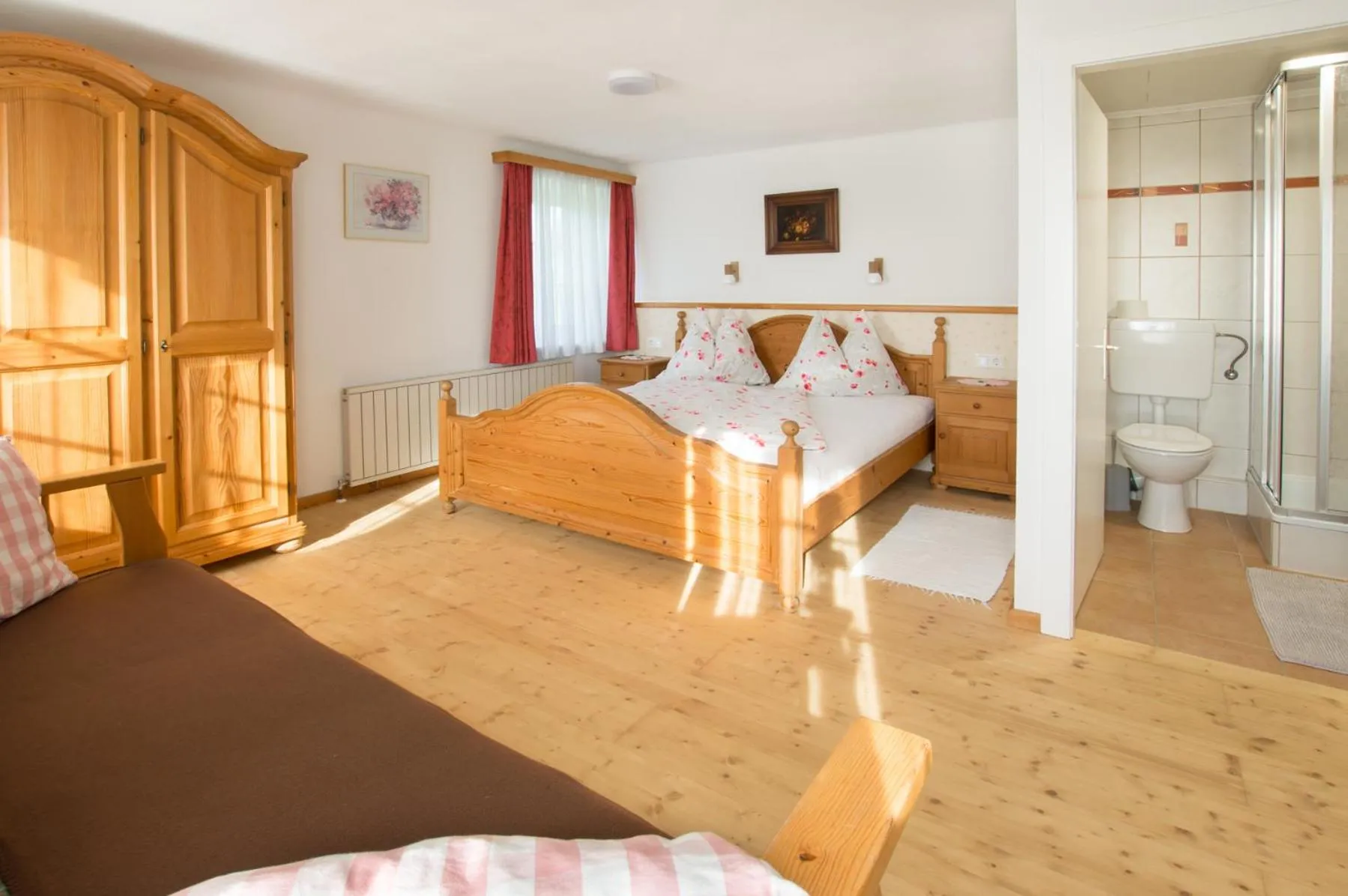 Shower, Bed in Ferienhof HINTERSTRASSER