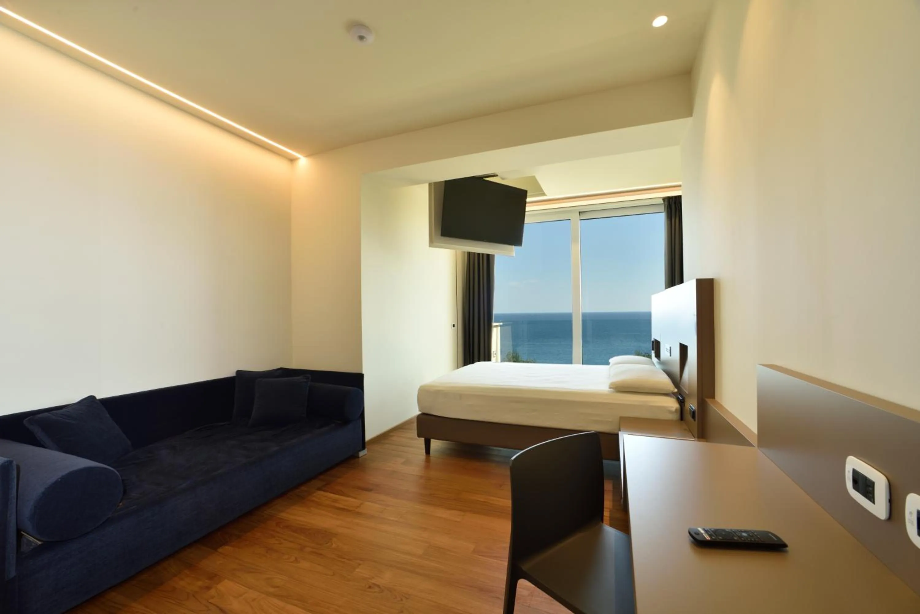 TV and multimedia, Bed in Hotel Le Roi