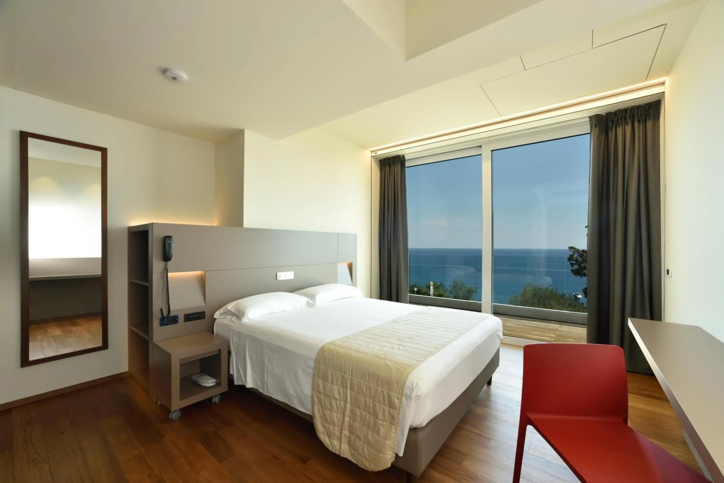 Deluxe Double Room with Sea View in Hotel Le Roi Deluxe Double Room with Sea View in Hotel Le Roi