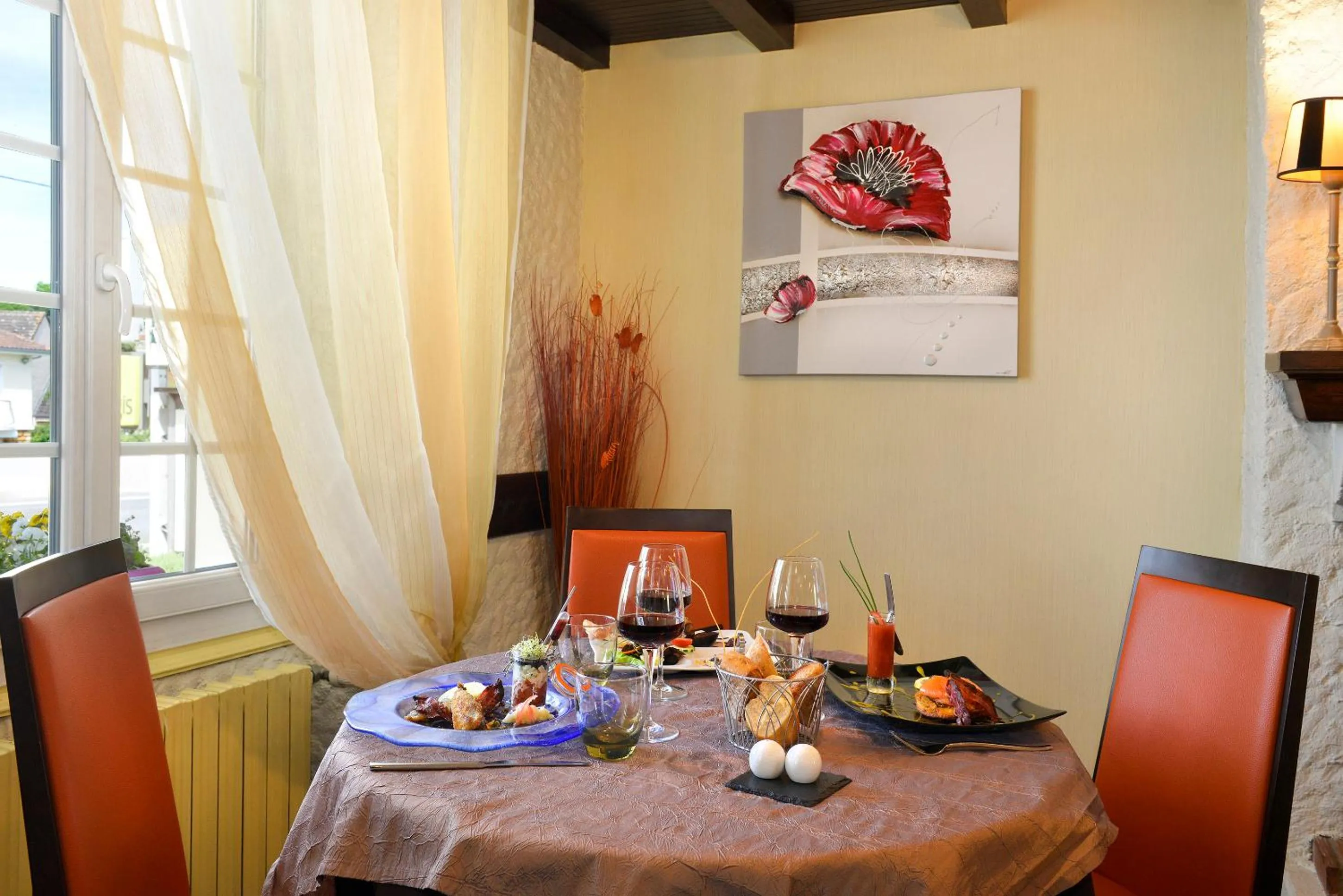 Food and drinks in Logis Hôtels Restaurant Le Dauphin