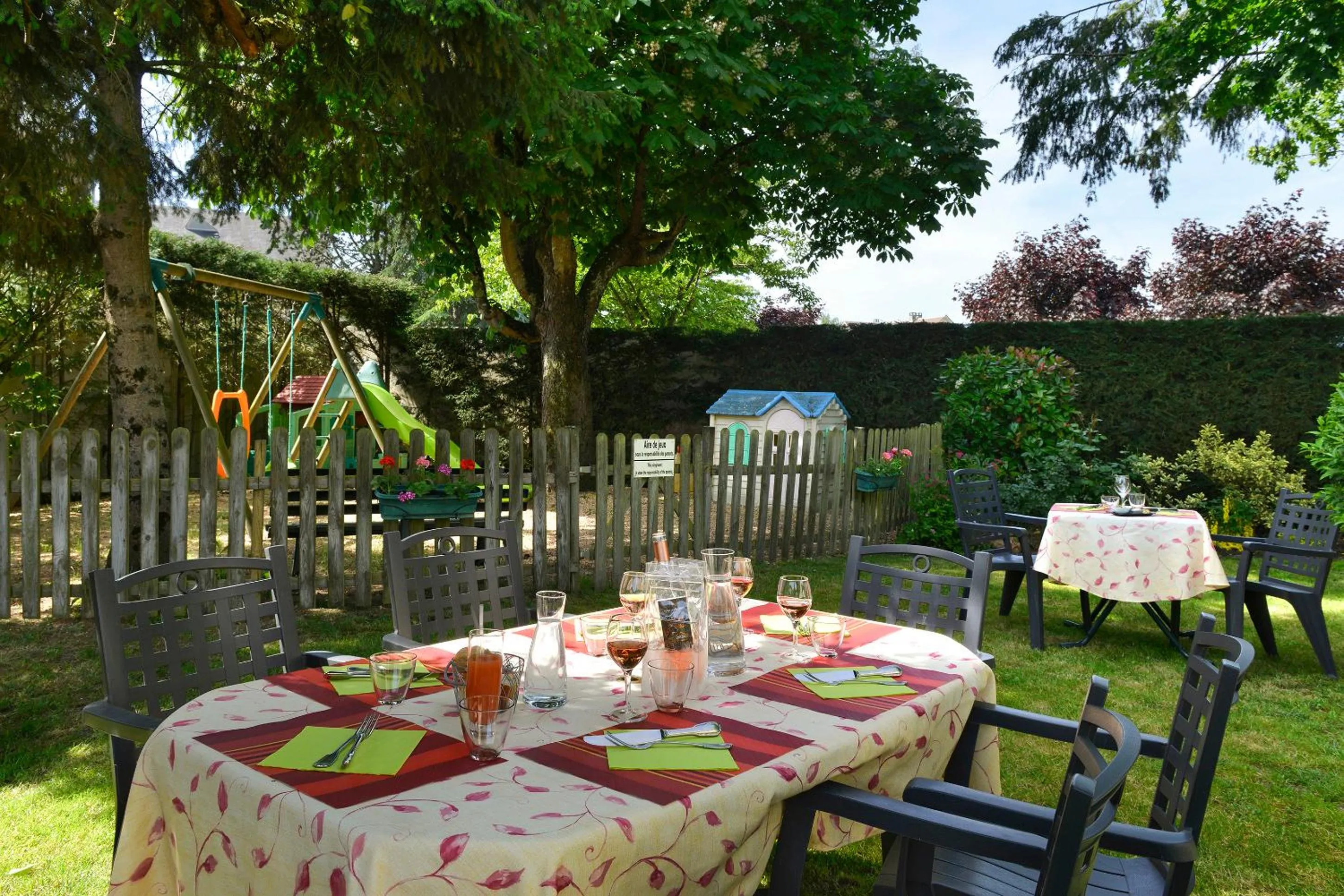 Garden in Logis Hôtels Restaurant Le Dauphin
