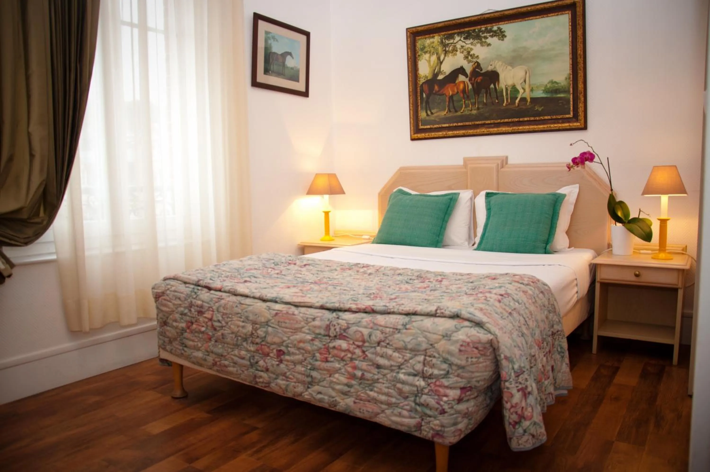 Photo of the whole room in Castel De Siam