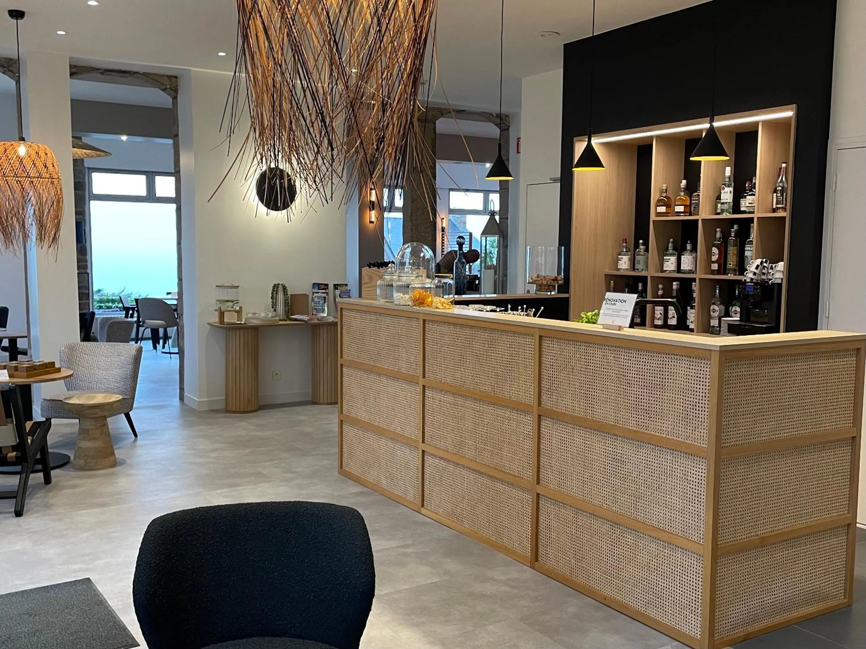 Lounge or bar in Hôtel Les Costans, The Originals Relais