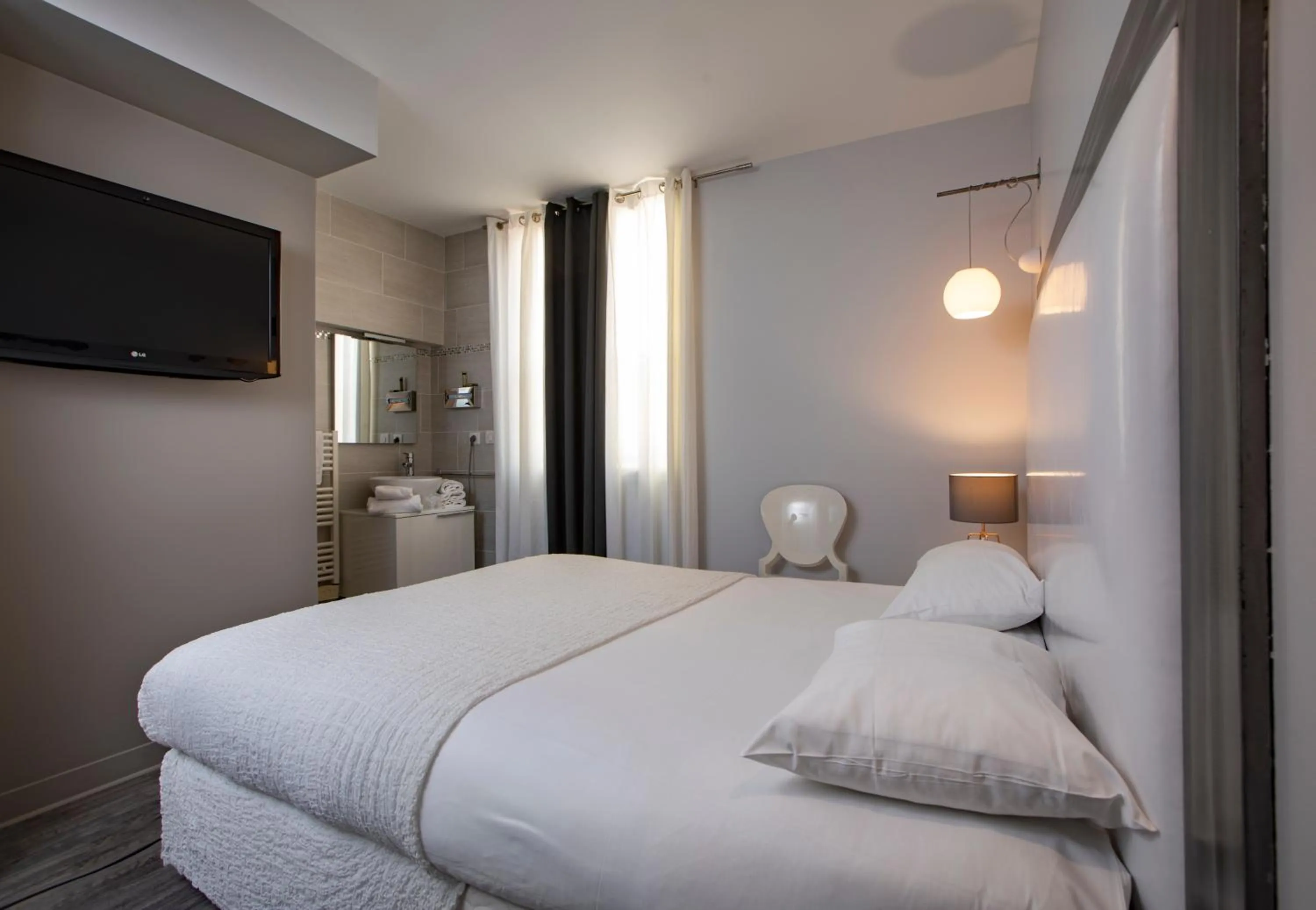 Bed in Hôtel De Paris